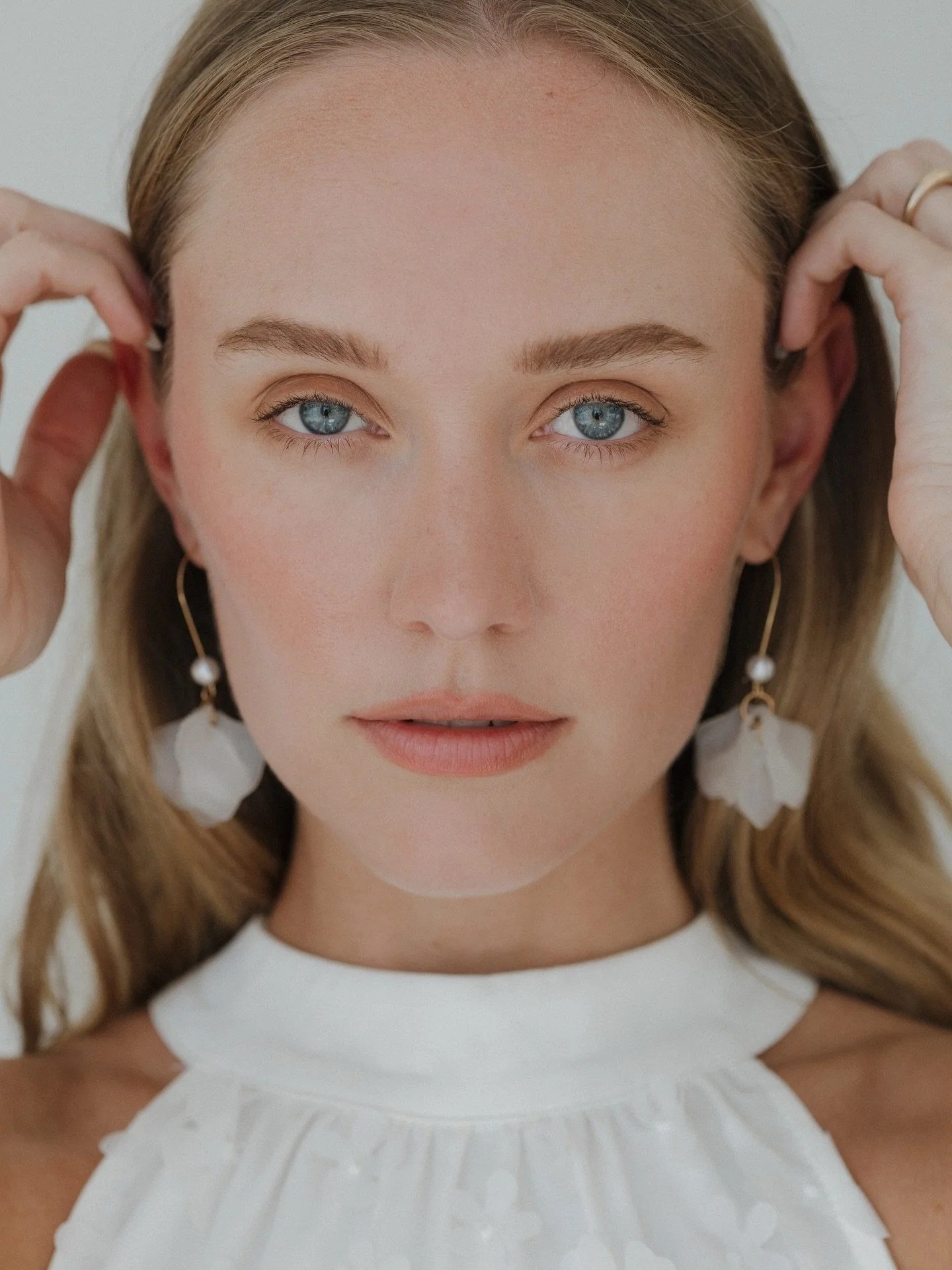 @andreasusanbush 🪽
.
.
The light, the ethereal softness, the bright blue eyes&hellip;. We weren&rsquo;t even going to shoot this look but &hellip; when your body says YES&hellip; listen to that voice. 
.
.
@sungoldstudio 🪄
.
.
.
.
#losangeles #losa