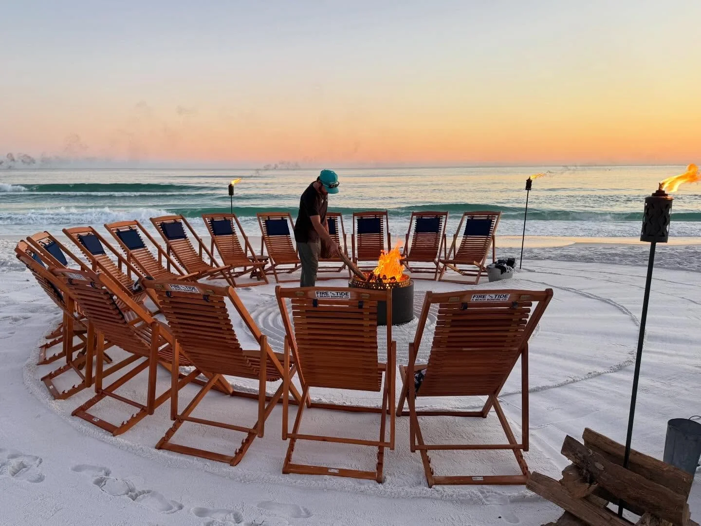 Name a better way to spend your evening&hellip;we&rsquo;ll wait! 🔥🌅#beachbonfire #beachsunset #30asunset #florida #lovefl