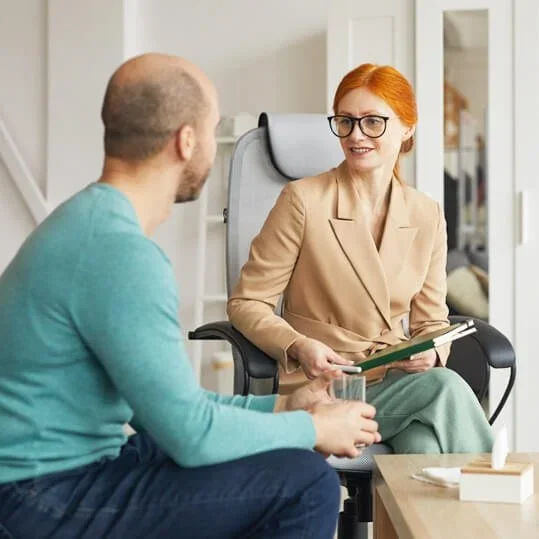 Hypnotherapist explaining the facts about clinical hypnosis therapy