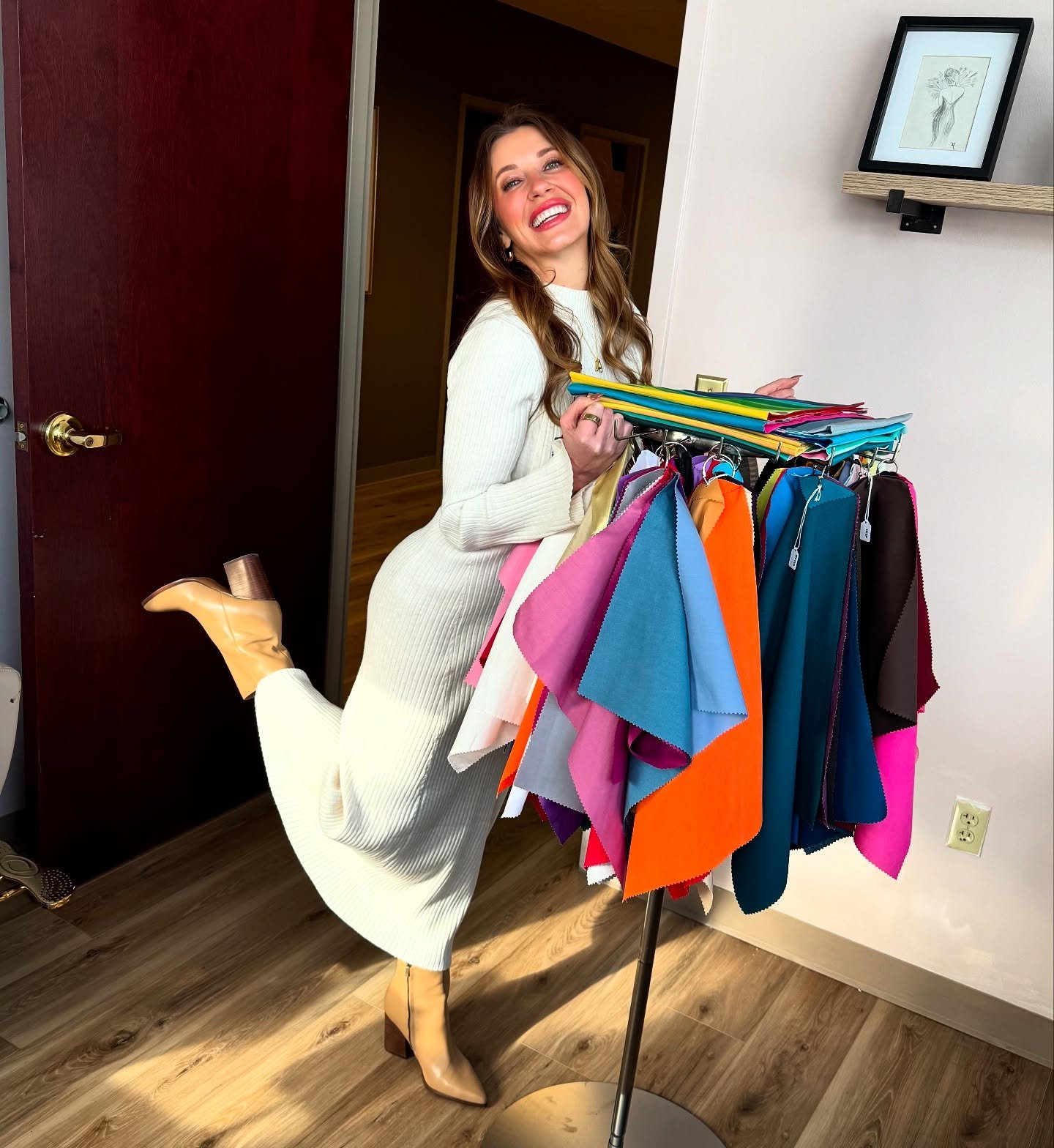 Hi! I&rsquo;m April, the gal behind The Inner Hue. I&rsquo;m SO happy you&rsquo;re here! 💕 Here are a few facts about me:

1. I&rsquo;m also a yoga teacher &amp; certified in reiki I &amp; II 🧘🏼&zwj;♀️

2. I live in Buffalo, NY but have lived in M