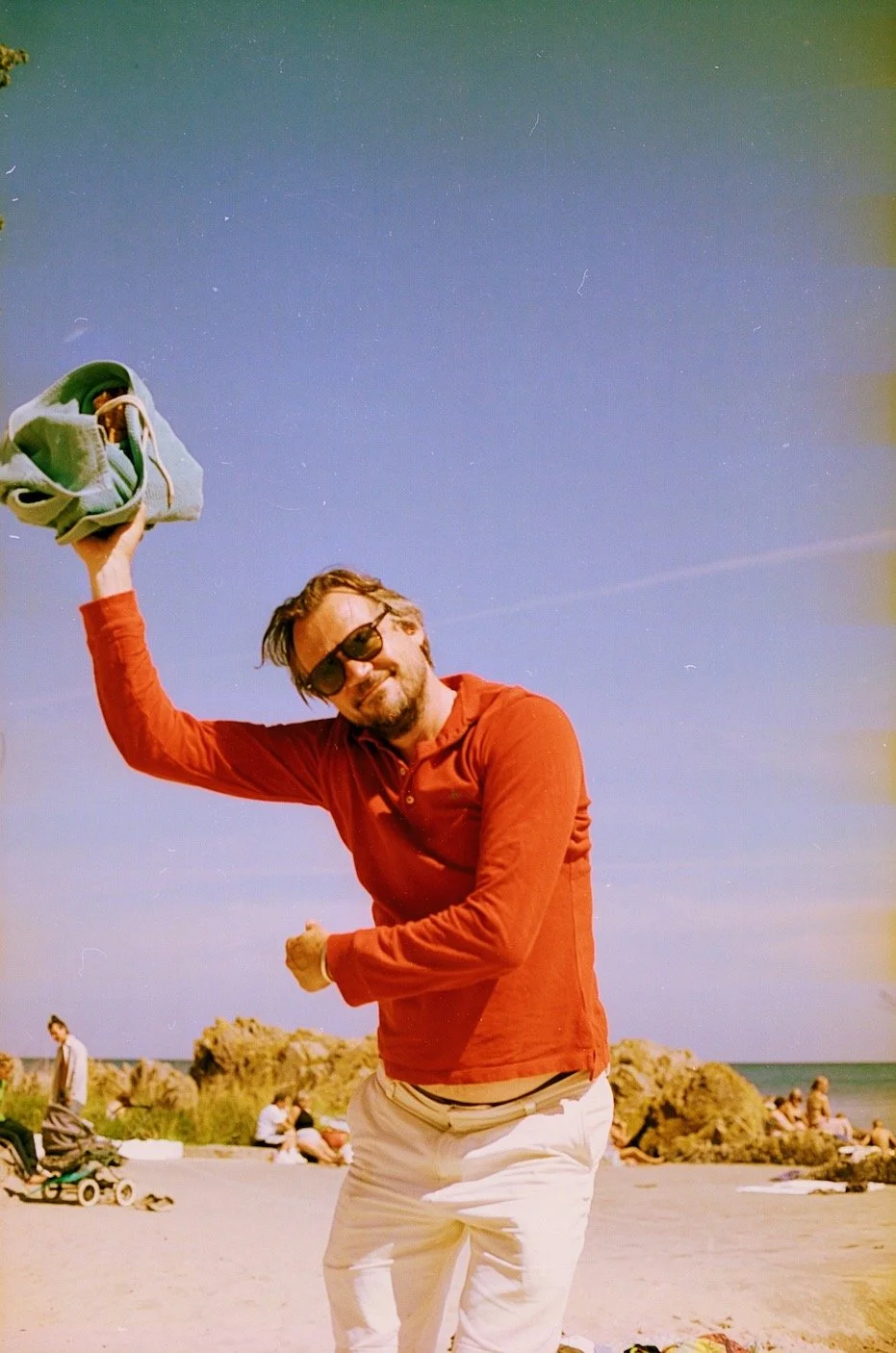 rød på stranden.jpeg