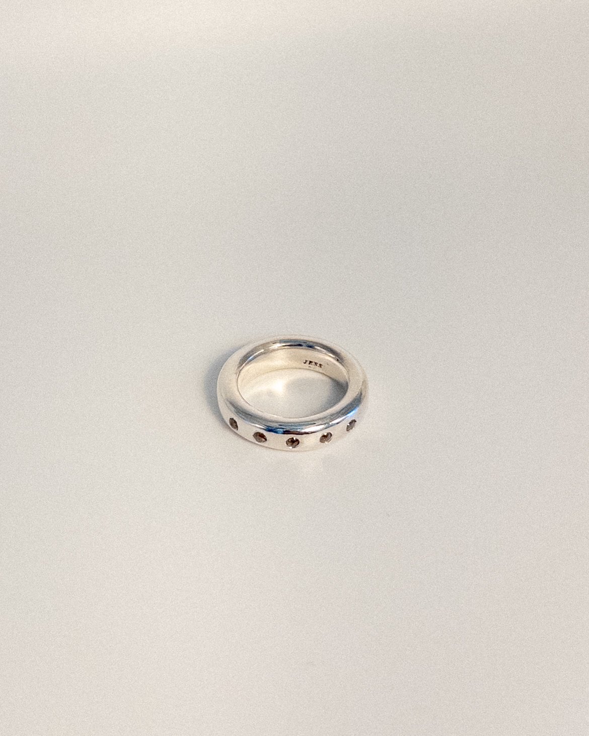 classic band with tiny S&P diamonds - size 4.5