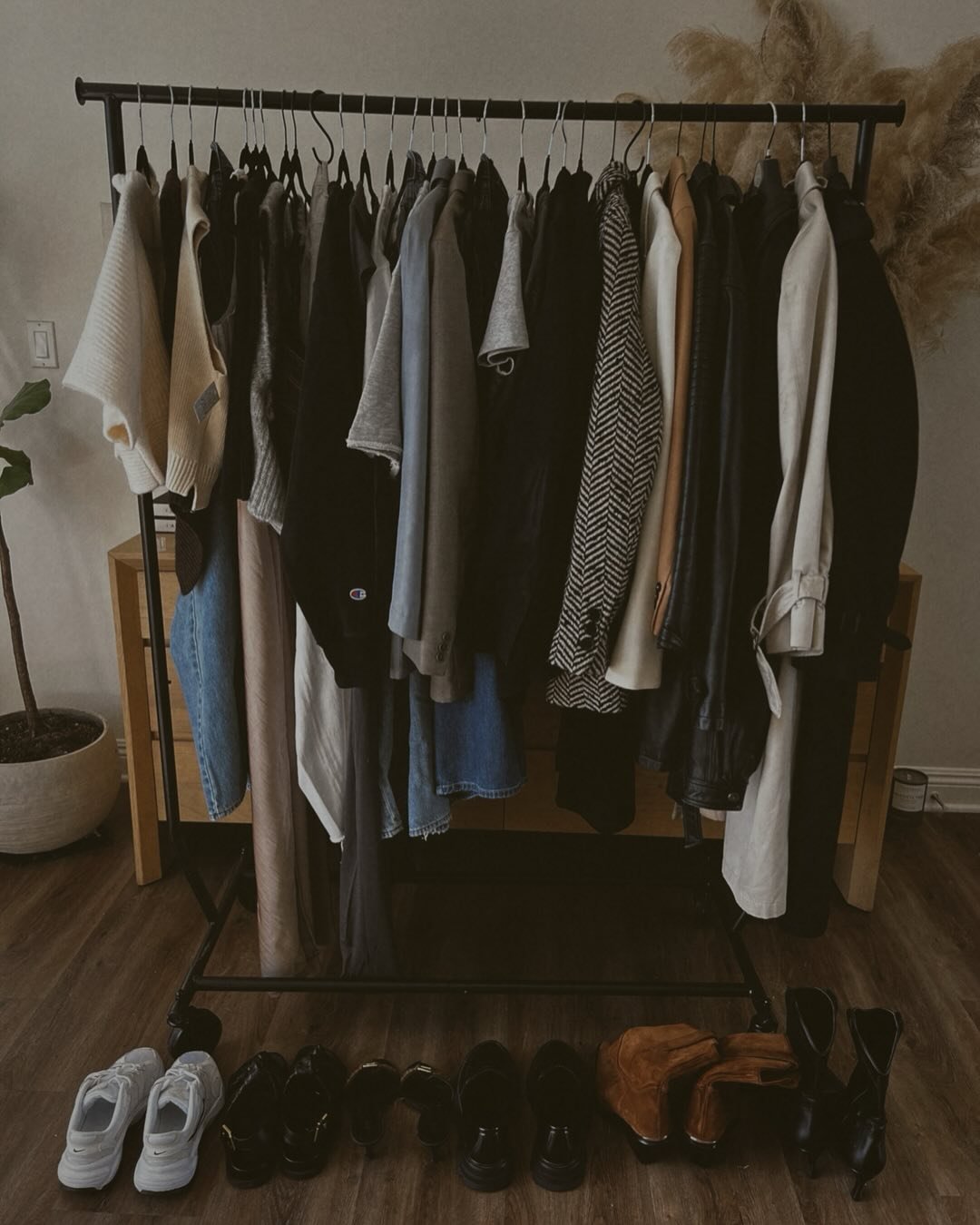 For my new-mom friends heading back to the office, post baby: I was feeling a little lost and had no idea what to wear to work (like, who exactly am I now?) So I took my most favorite pieces I know I feel good in, and created super easy outfits for m
