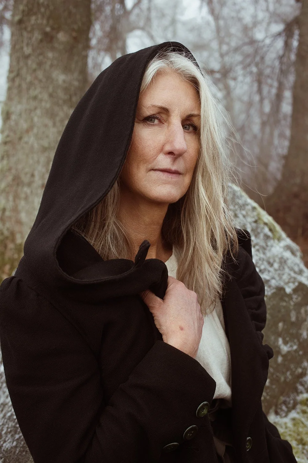 location-editorial-photography-winter-portrait-robed-woman.jpg