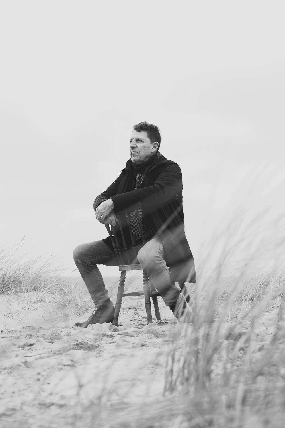 soeren-hauch-fausboell-poetisk-strandportraet-sort-hvid.jpg