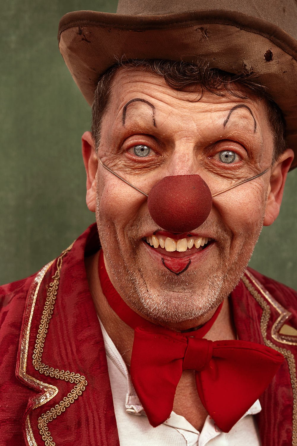 soeren-hauch-fausboell-klovn-naerbillede-roed-naese-smil.jpg