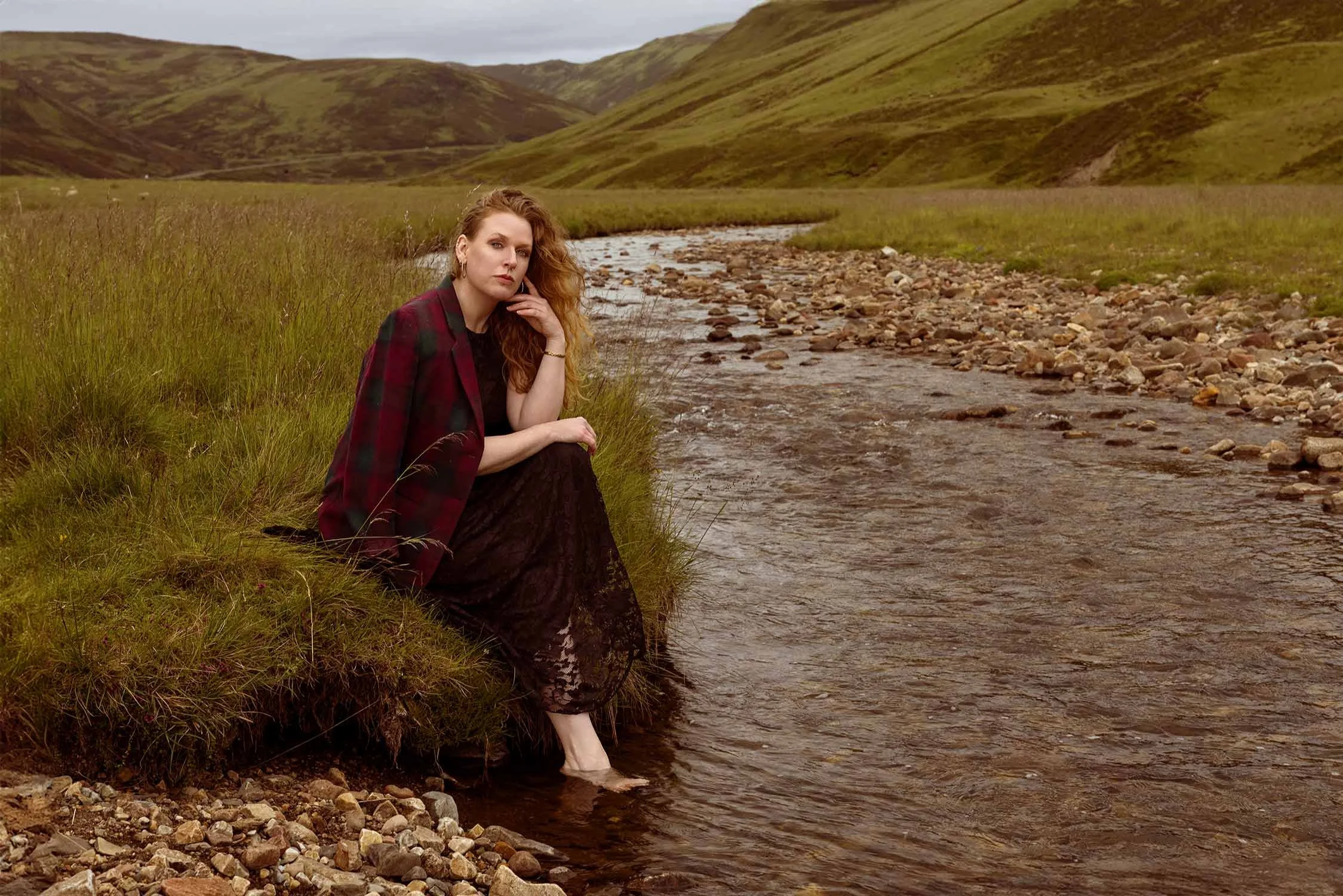 Cairngorms-national-park-editorial-portrait-woman-creek-highlands.jpg