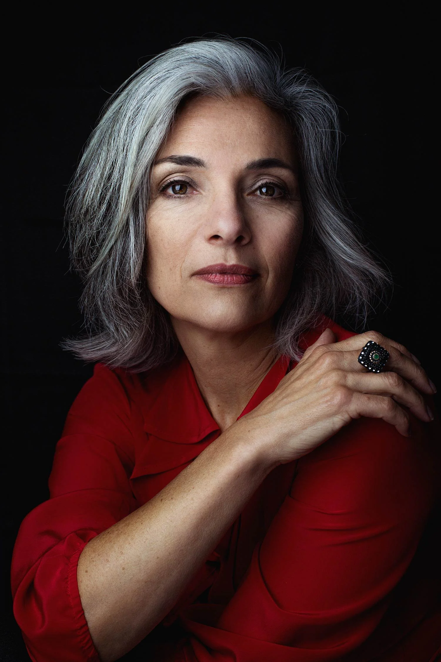 silver-hair-older-woman-red-shirt-hedashot-photography-sweden.jpg