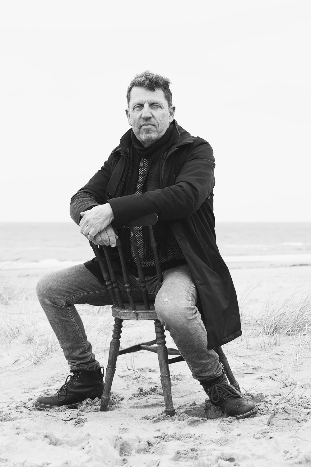 portrait-danish-actor-soeren-hauch-fausboell-editorial-photography-beach-copenhagen-black-white.jpg
