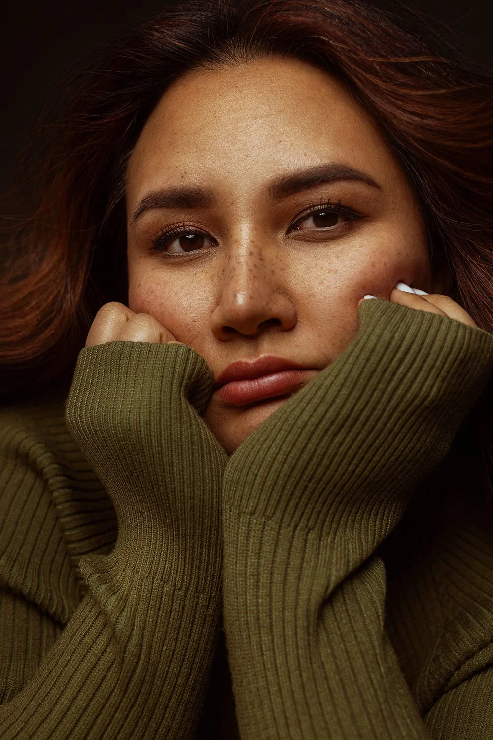 intimate-portrait-woman-green-sweater-smaaland.jpg