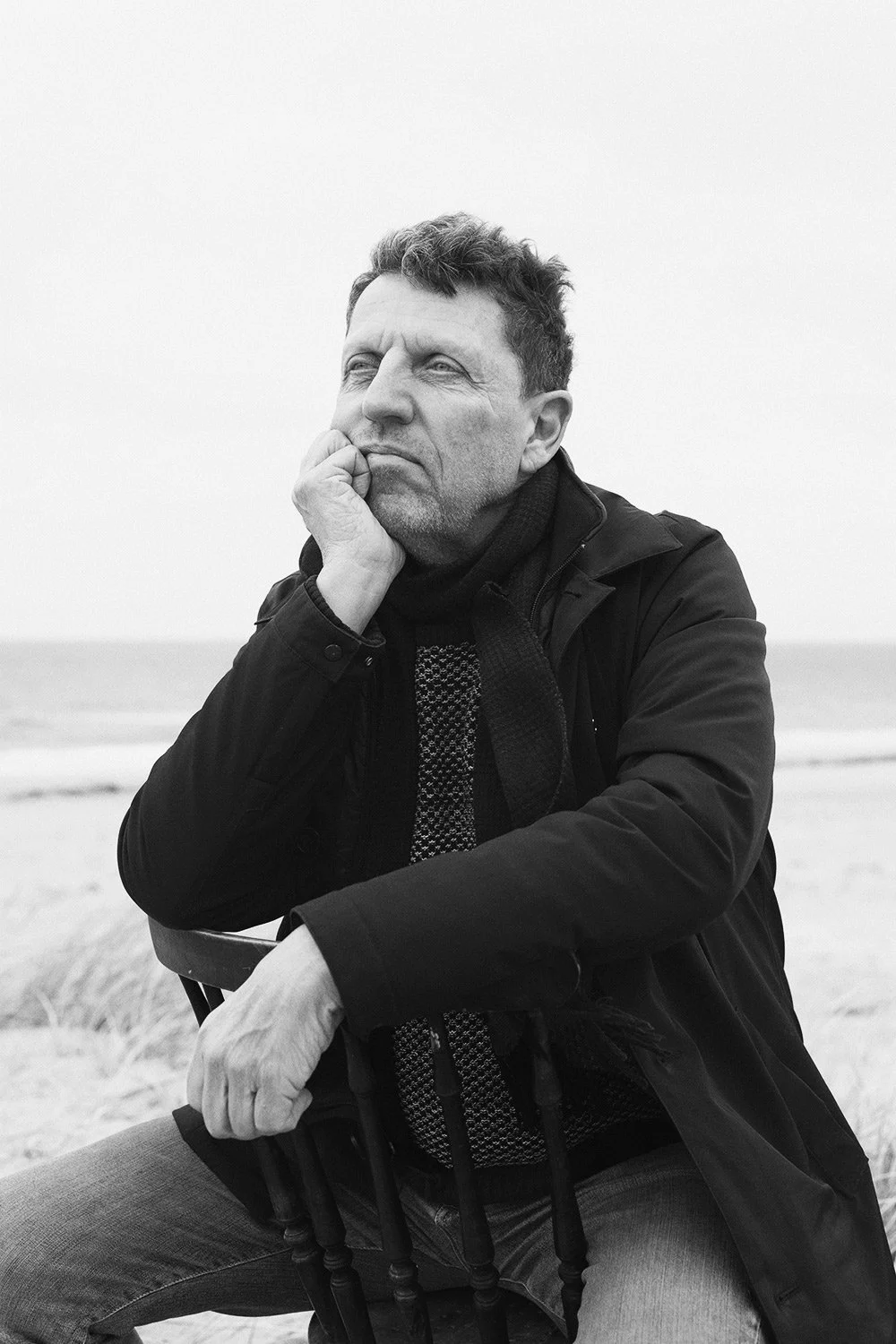 on-location-beach-portrait-danish-actor-soeren-hauch-fausboell-editorial-photography-sweden-black-white.jpg