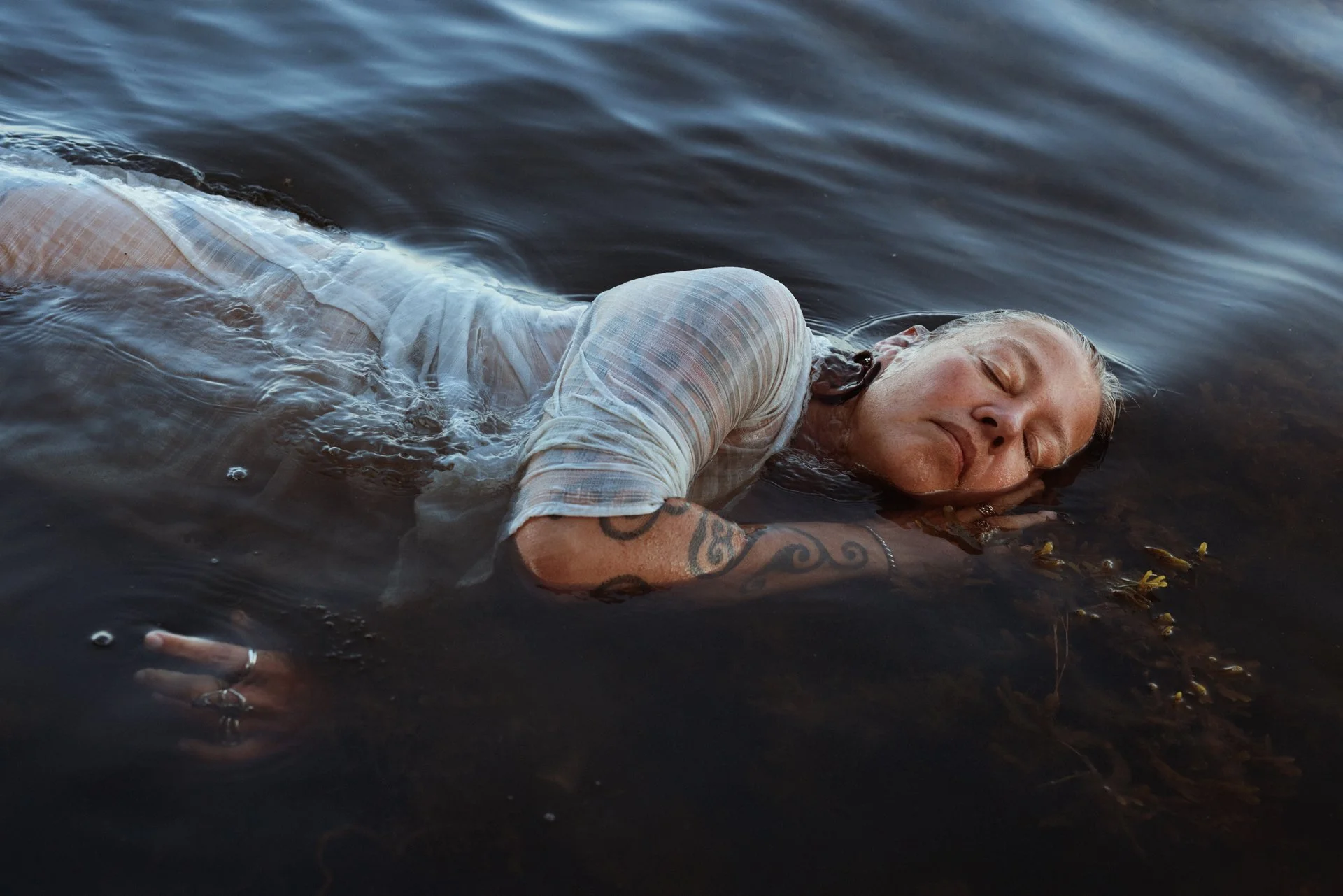 water-portrait-sleeping-woman-tatoos-white-dress-copenhagen.jpg