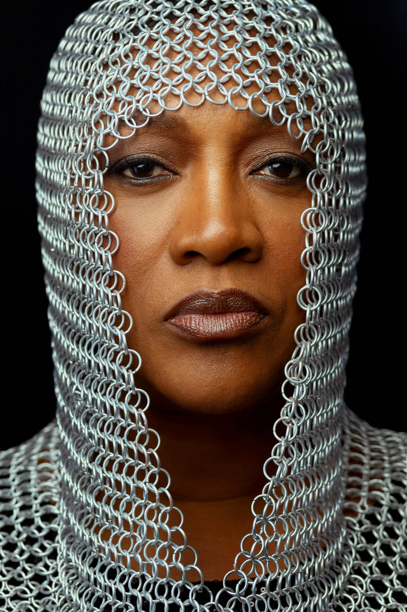 powerful-portrait-woman-chainmail-studio-photography-almhult.JPG