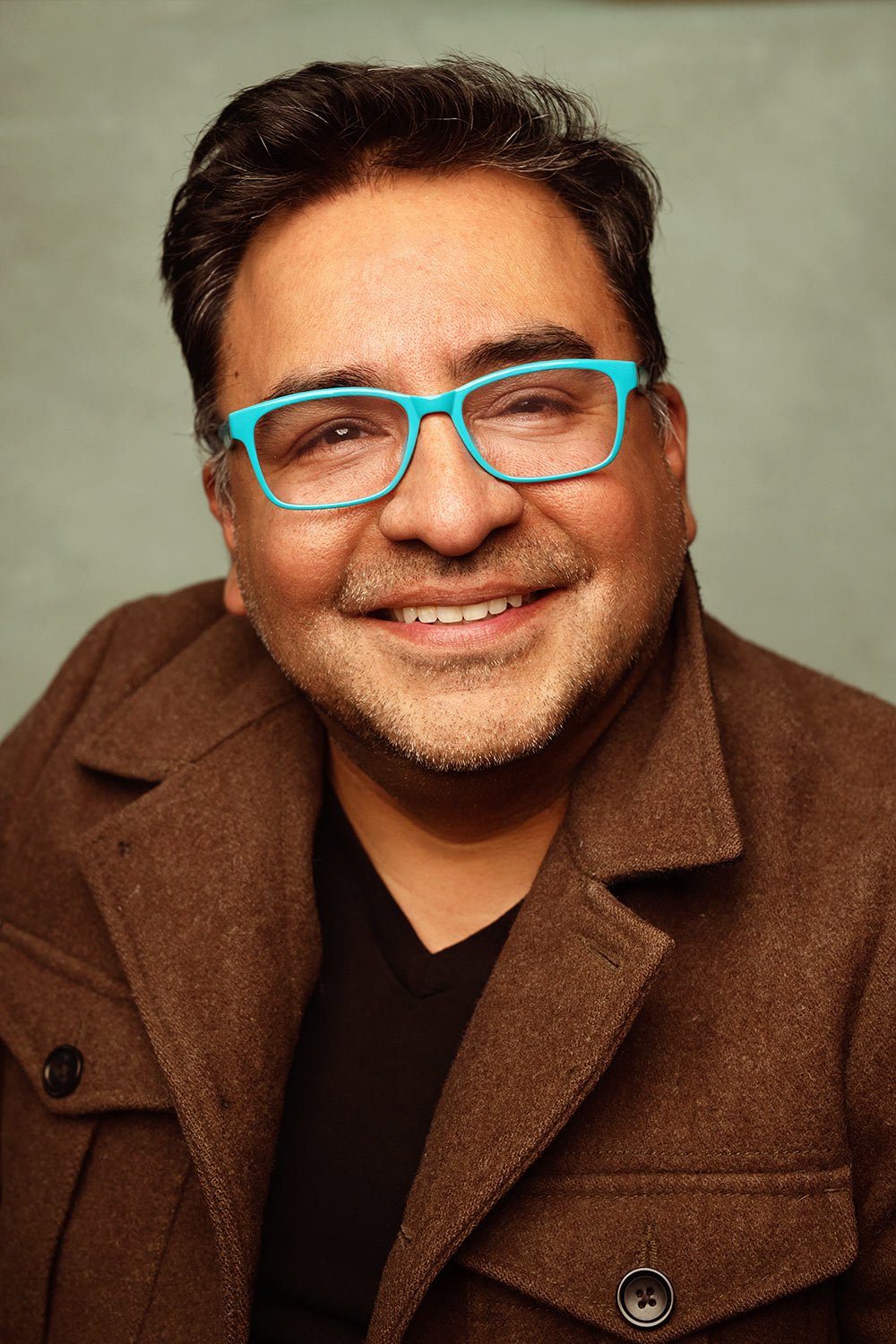 mens-headshot-photography-brown-coat-blue-glasses-skaane-sweden.jpg