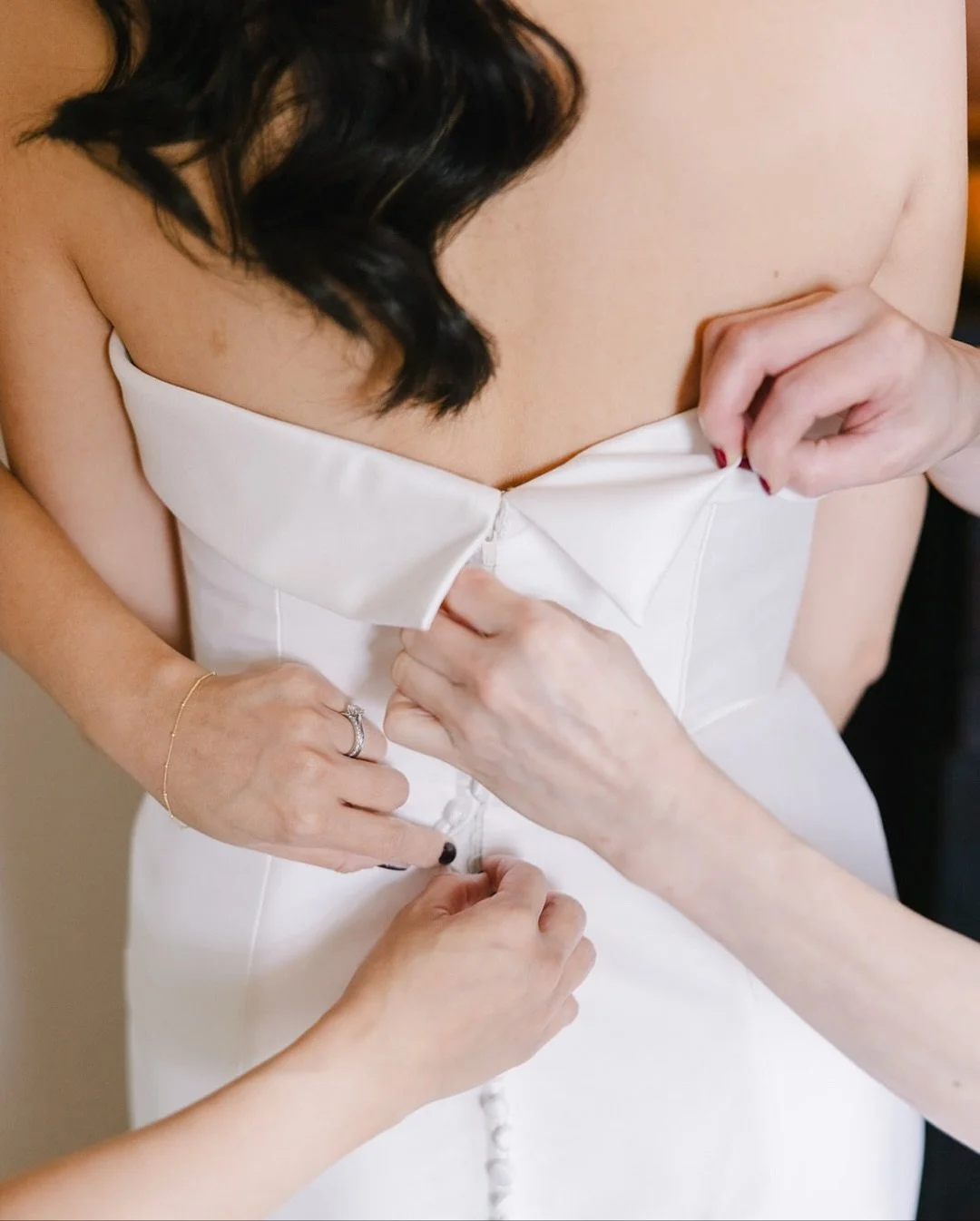 A beautiful fall wedding with sweet persimmon details for the sweetest couple 🍊

Planner: @jlmdesignandevents 
Venue: @grelenweddings @boxwoodvilla @marketatgrelen 
Florals: @poppyflowersco 
Video: @redpinevisuals 
Cake: @cakebloom 
DJ: @djepx