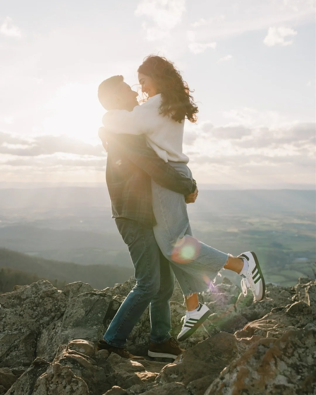 Kevin proposed to Gabby at this very overlook so it only seemed fitting to return for their Spring engagement session 🤍