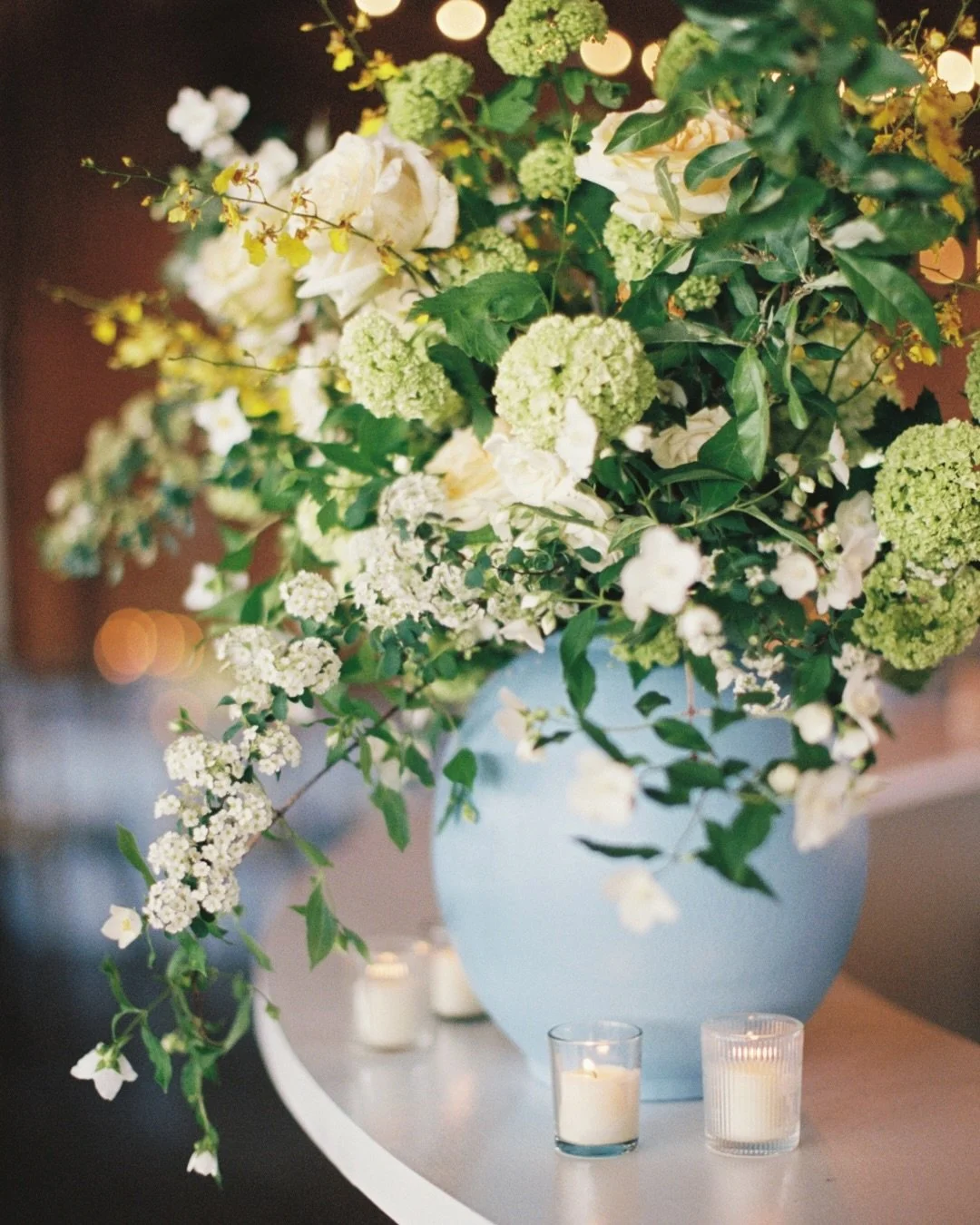 A beautiful &amp; thoughtful design by @hannahroseeventdesign with soft florals and herb centerpieces guests took home as a memorable keepsake 🌿🌱
@castlehillcider 
@thecateringoutfit 
@willowbranchflowers 
@eventide_event_rentals 
@mseventscville