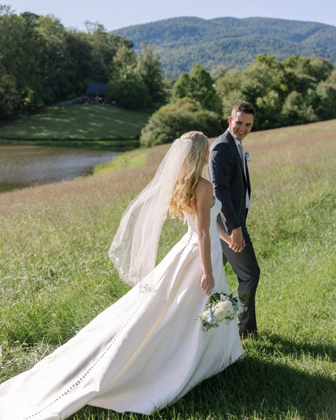The sunshine day the ended September in the sweetest way ☀️Liz &amp; Josh&rsquo;s wedding was so joyful and perfect it was one of those days that left a truly powerful impression &amp; memory.

Venue | @kingfamilyweddings
Coordinating | @mallorythack