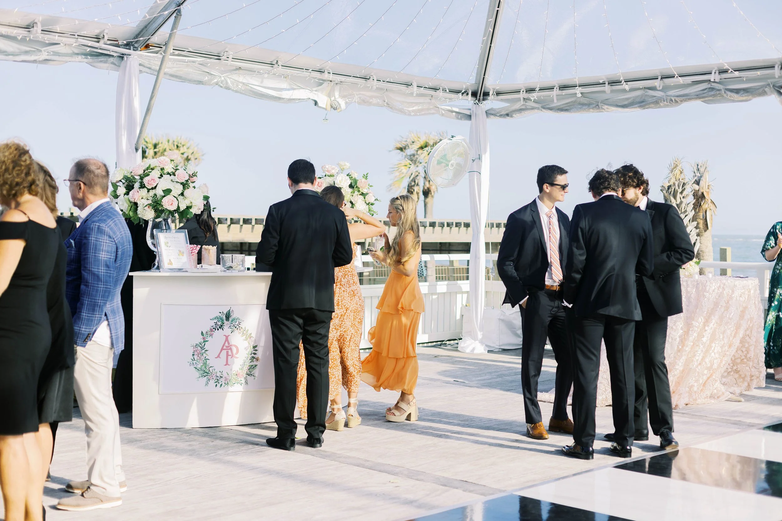 How to Create the Perfect Cocktail Hour for Your Wedding