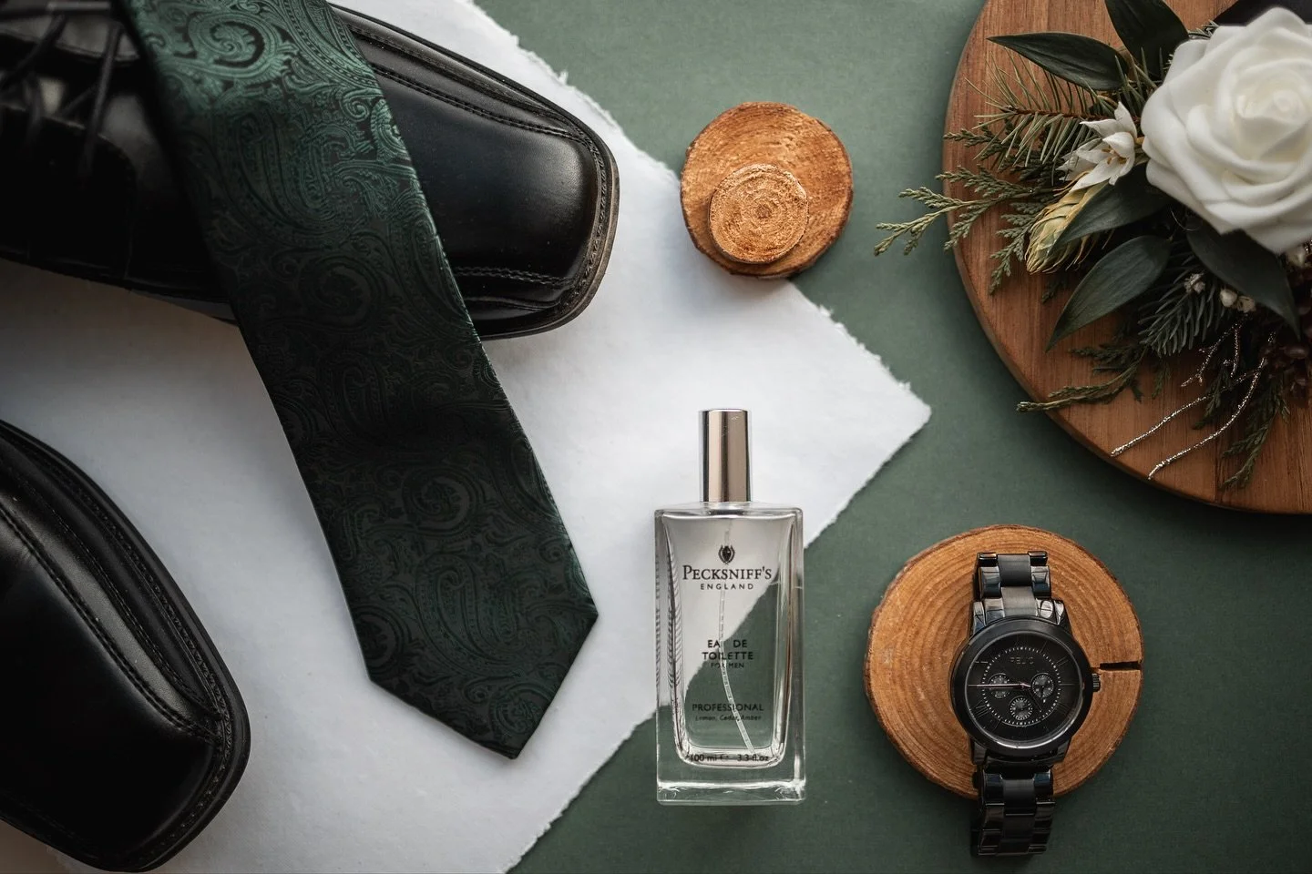 Happy snowy Monday ❄️
Throwback to the timeless details of this winter wedding &mdash; deep emerald tones, soft florals, and quiet luxury in every frame.