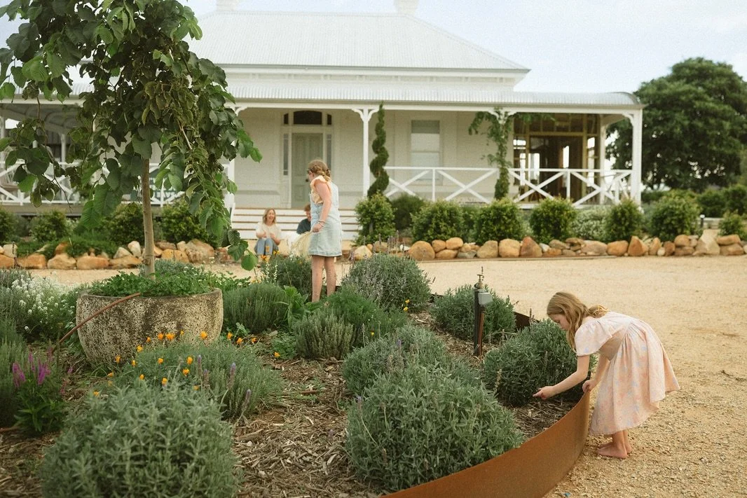 This is what it&rsquo;s all about 🥰 
Thank you @sophiemarshphotoandfilm for capturing everyday moments exploring and playing in the garden 🪴