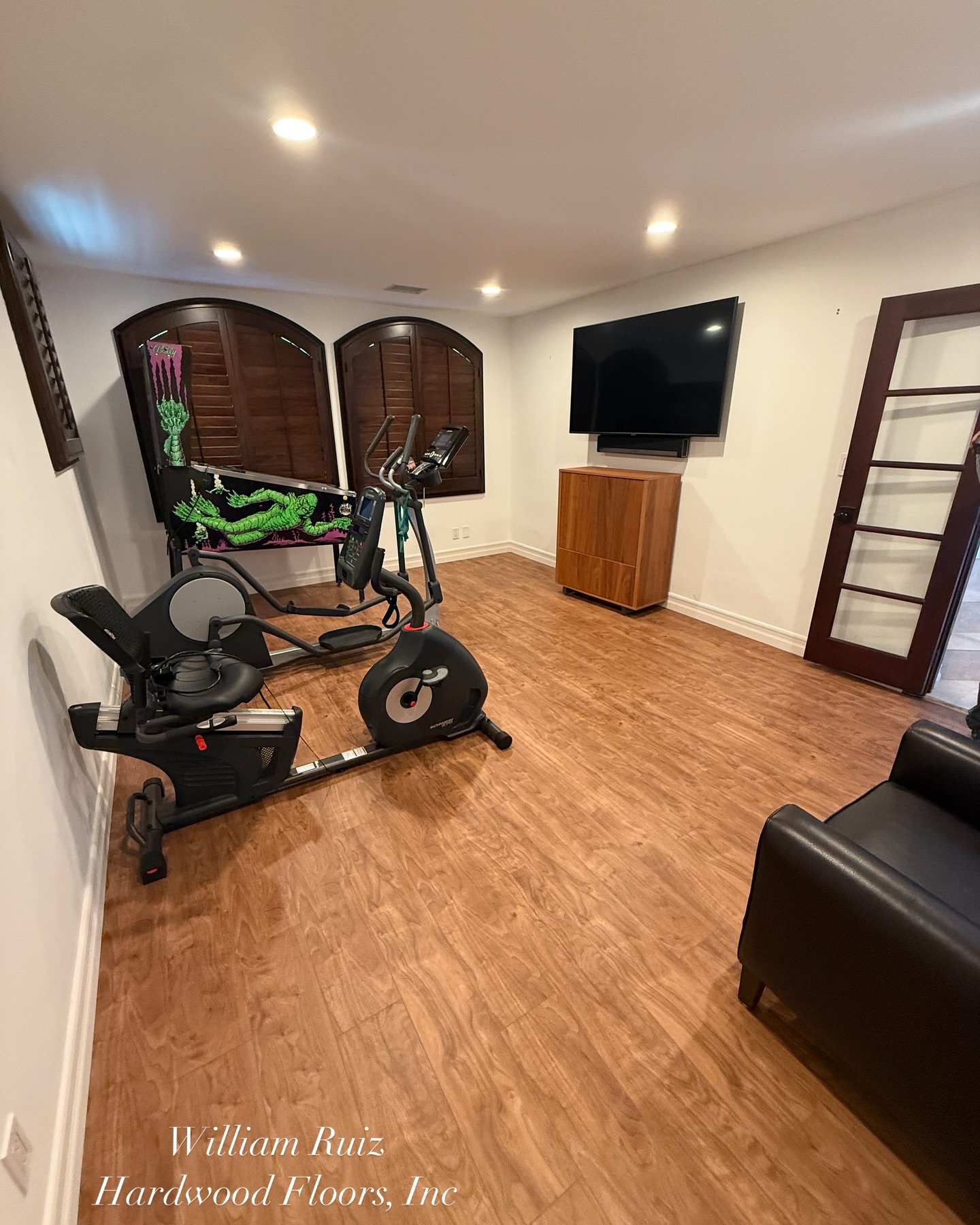 Remodeling project&hellip; Let&rsquo;s start with the Entertainment room 📺
&bull;
Vinyl plank flooring from @pacificdirectflooring shown here is Brazilian Cherry SPC. 
#upgrade #renovation #entertainment #gym #newfloors #remodel #interdesign