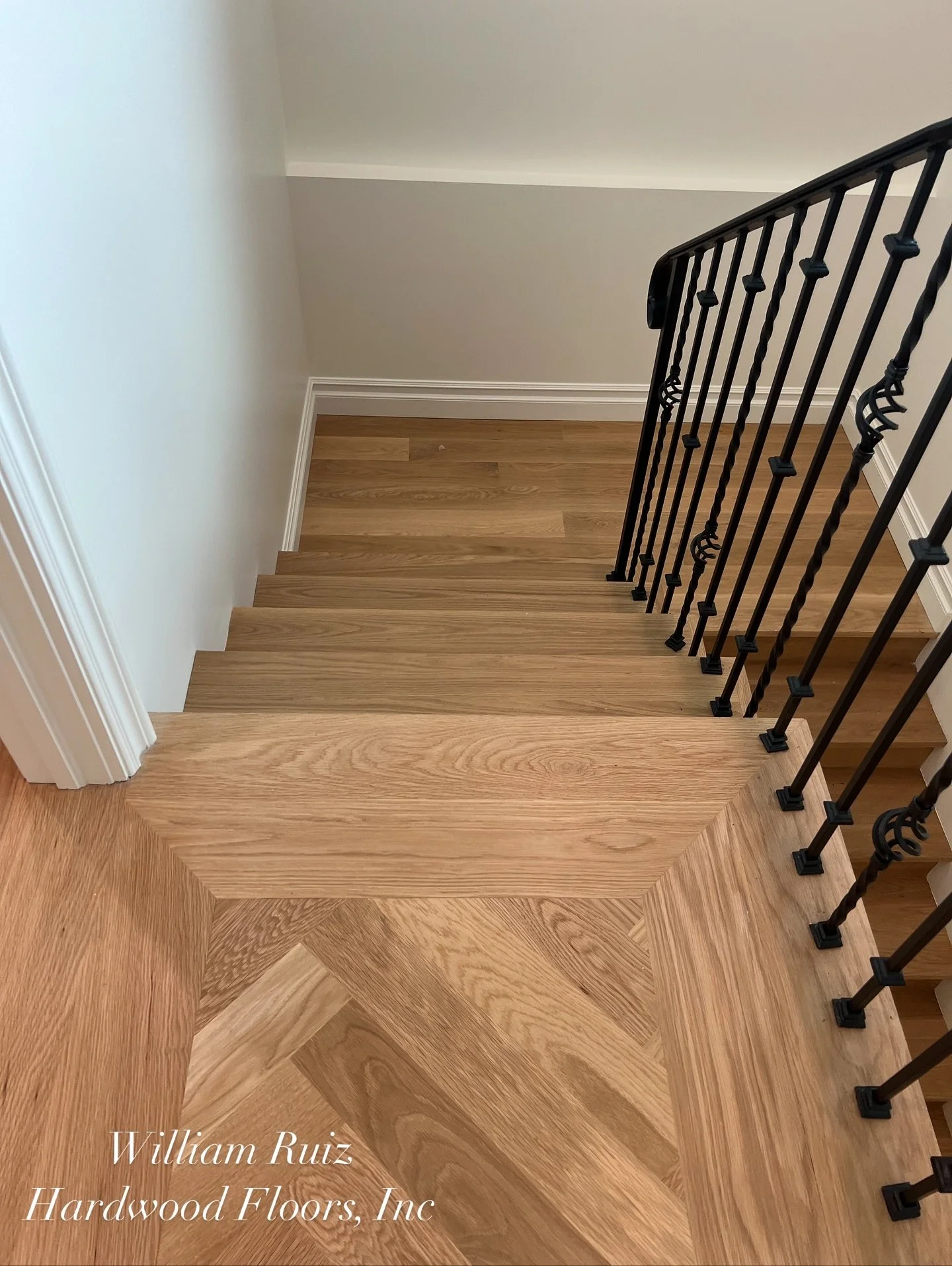 ✨Craftsmanship isn&rsquo;t just seen&mdash;it&rsquo;s felt.
Send us a message to elevate your space with custom flooring designed for estates, not showrooms.👇🏽

🪵 White Oak Elegance:
A straight-lay border frames a meticulously installed herringbon
