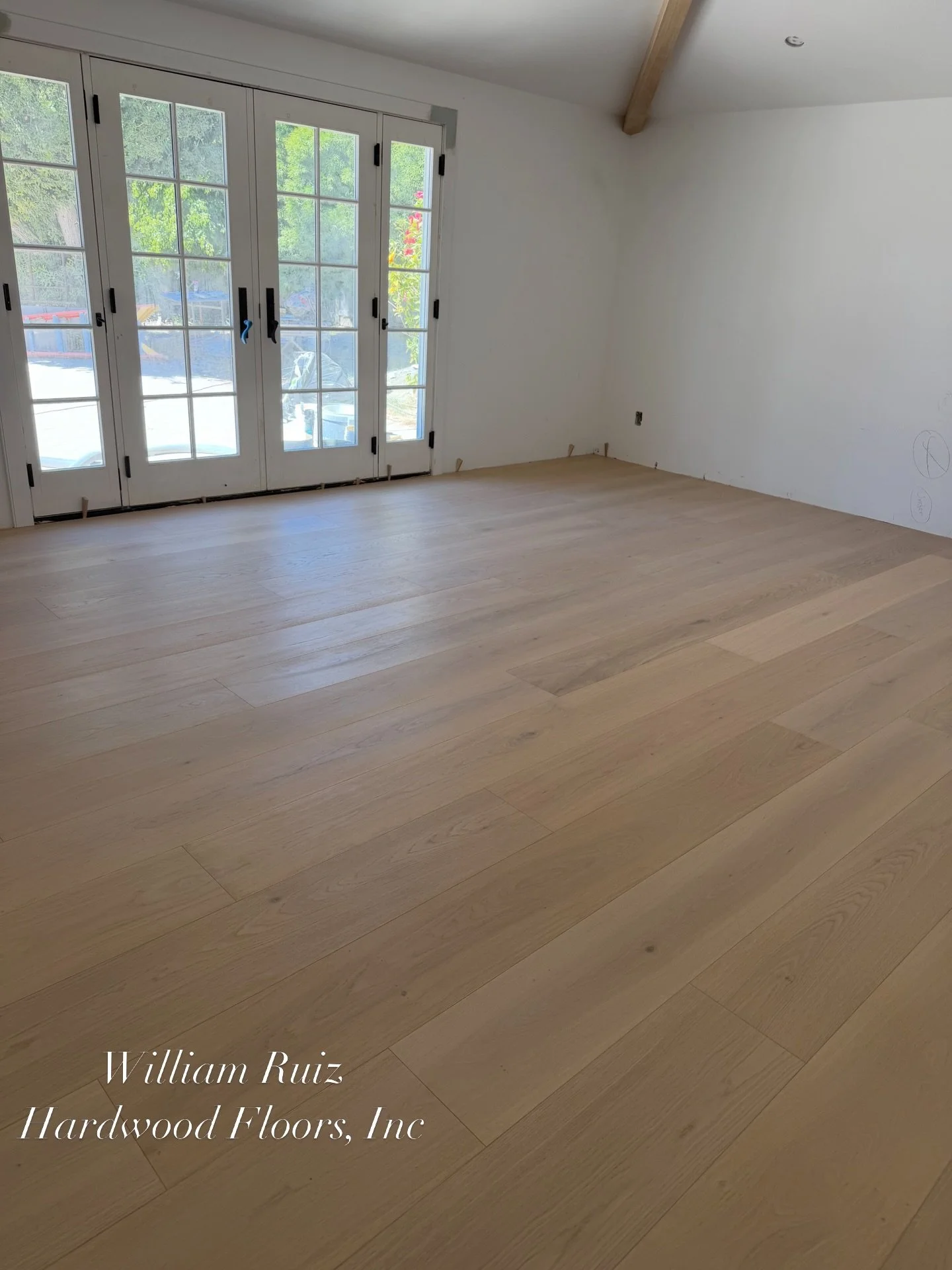 Saturday Vibes ✨☀️🫶🏻
Sunny bright tones, subtle warmth, wide planks, clean cut character and natural plank to plank variation. Perfect for every room and versatile for all aesthetic designs. 

Vandyck hardwood flooring - Stella collection color #81