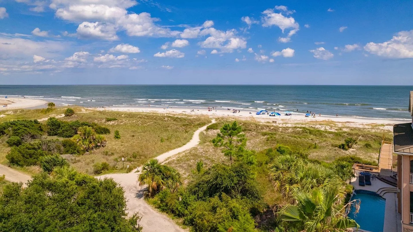 While winter is still holding on up north&hellip; it&rsquo;s warming back up here in the Lowcountry ☀️

You could be here instead 🤷🏼&zwj;♂️ check out our winter escapes on our website through the link in bio ❤️

#hiltonhead #hhi #lowcountry #winter