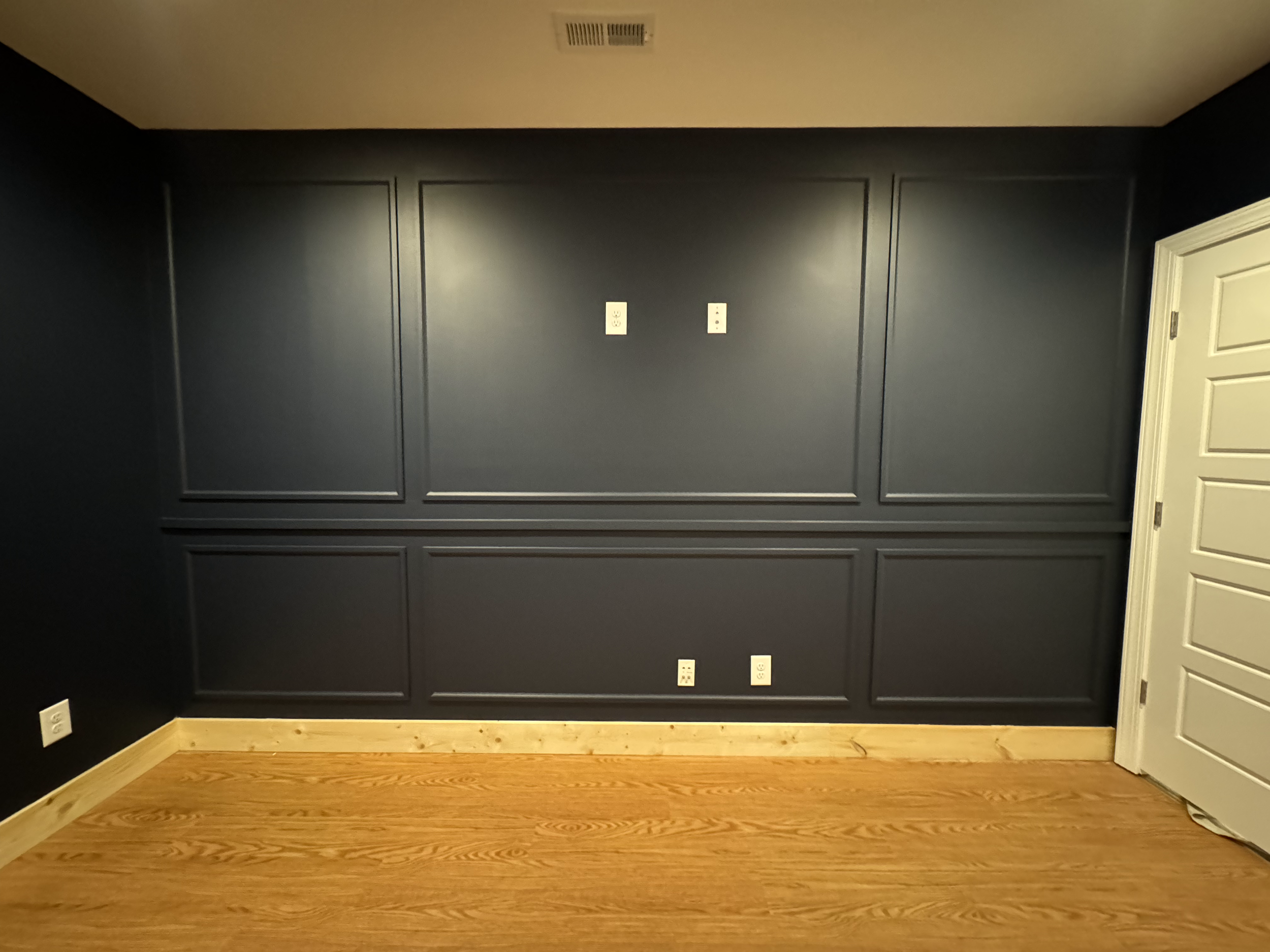 C Brotski - Lounge Pic Frame Moulding, Base, Paint.png