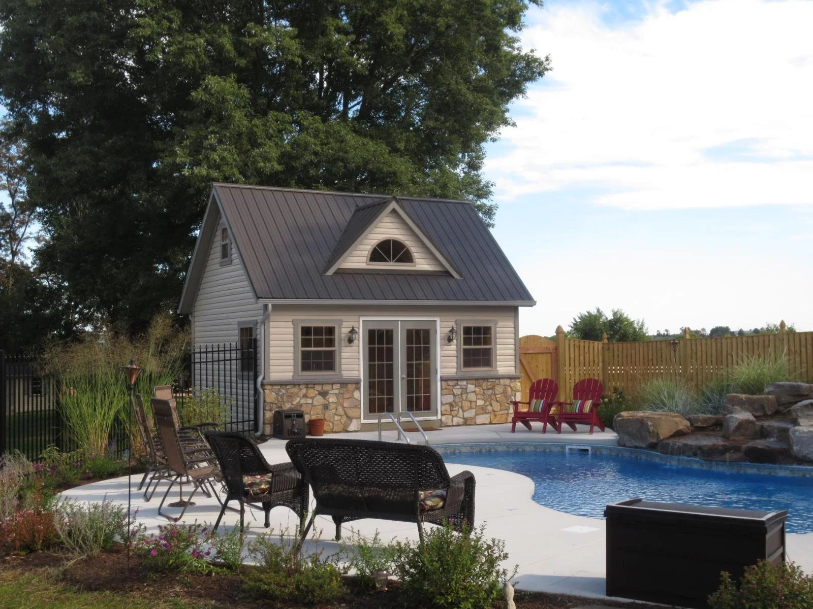 7 Reasons To Get a Backyard Pool House
