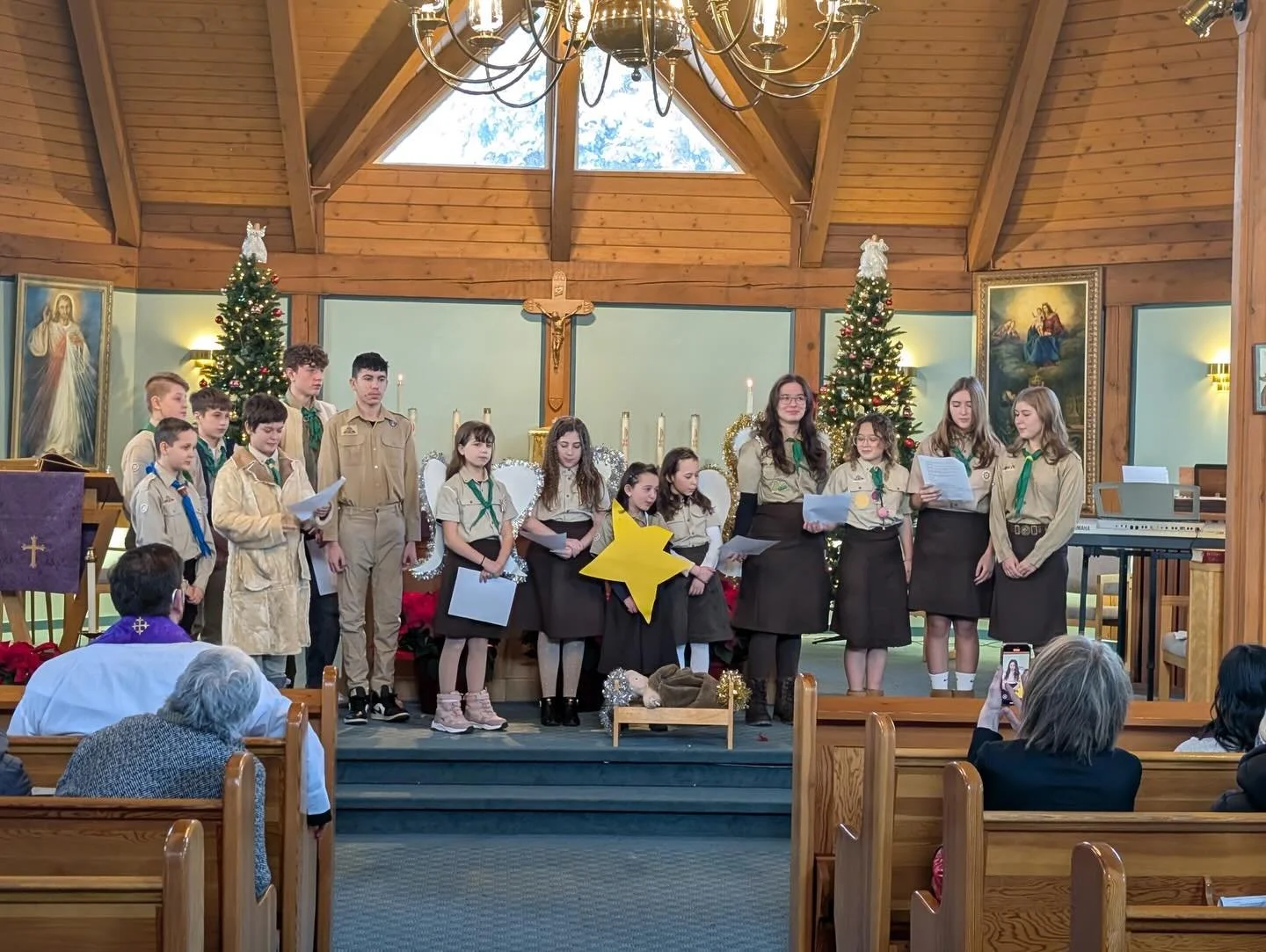 Kar&aacute;csonyi Betlehemez&eacute;s a templomban!🌟