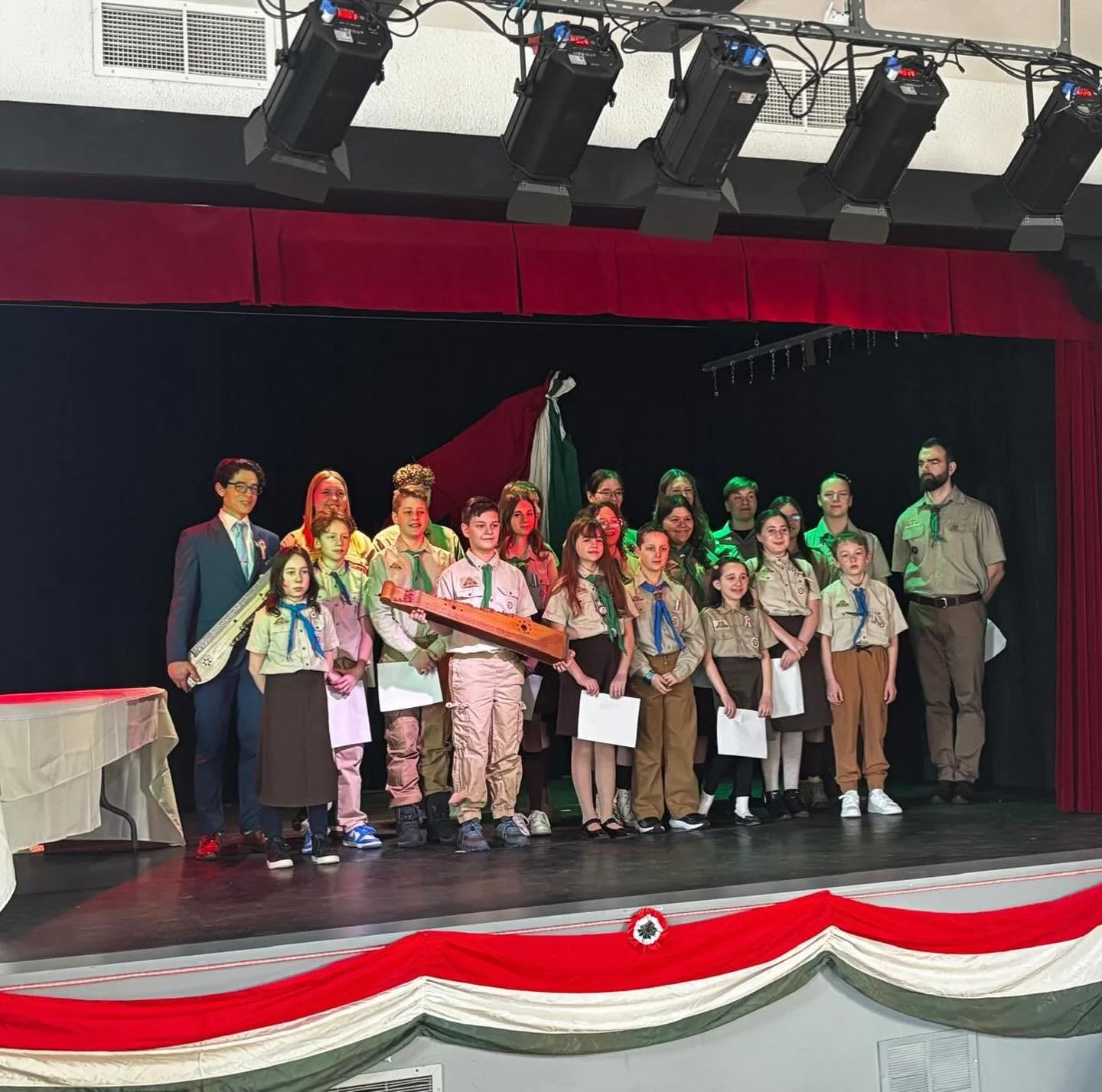 M&aacute;rcius 15.-i &uuml;nneps&eacute;g a magyar h&aacute;zban! K&ouml;sz&ouml;nj&uuml;k a lehetős&eacute;get, hogy mi is fell&eacute;phett&uuml;nk a megeml&eacute;kez&eacute;sen a sok nagyszerű besz&eacute;d mellett. 🇭🇺