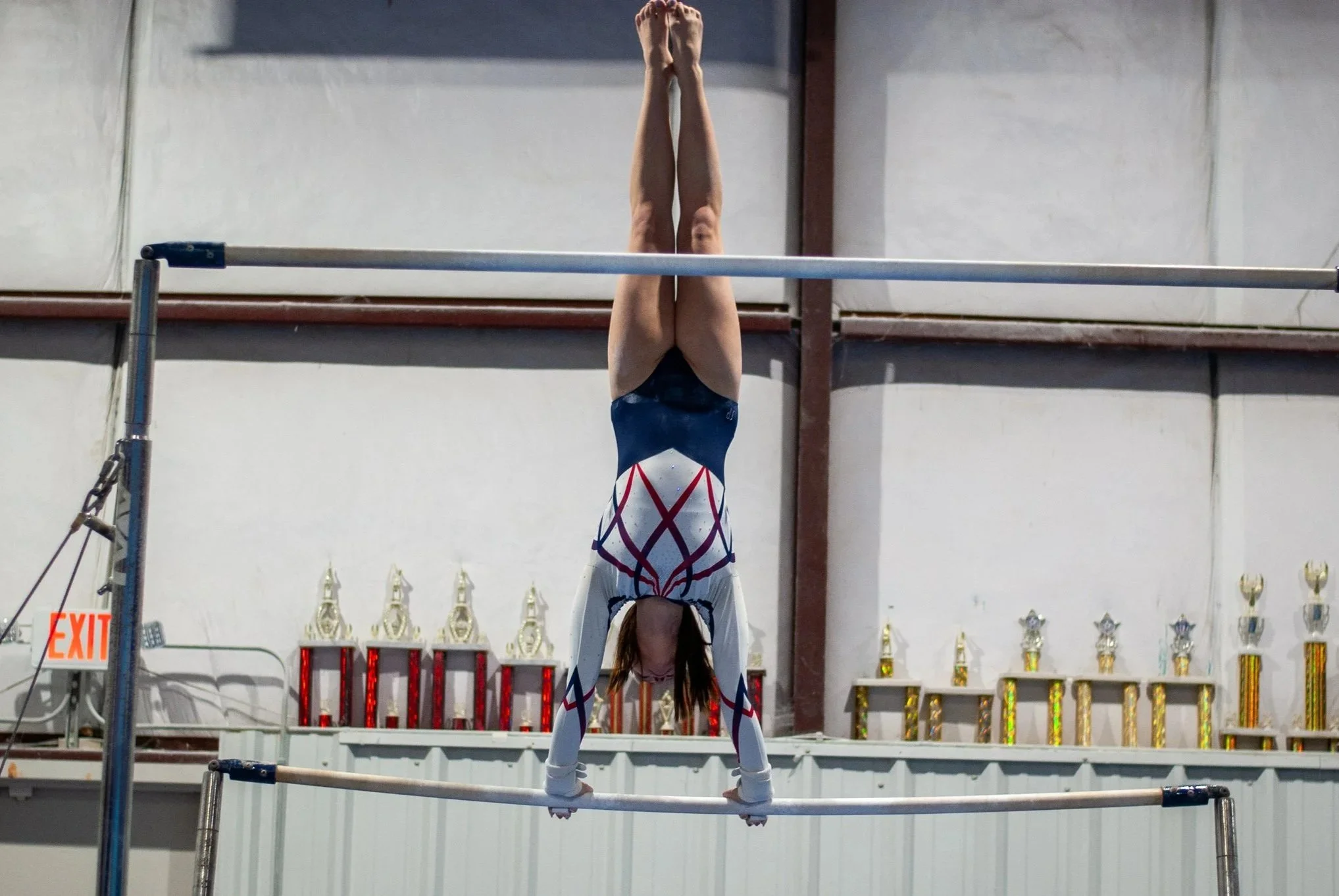 Handstand on uneven bar