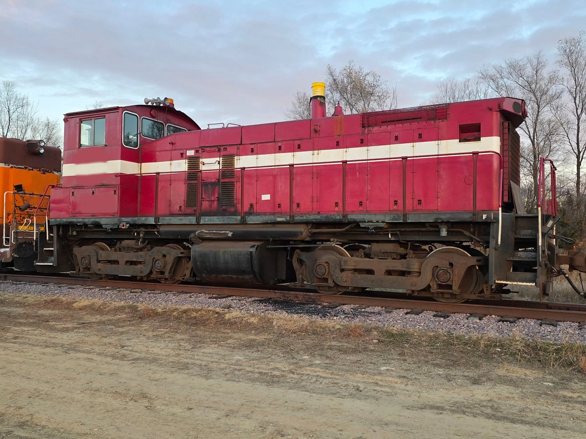 AKRX 1000, and EMD SW1000, in a rail yard.