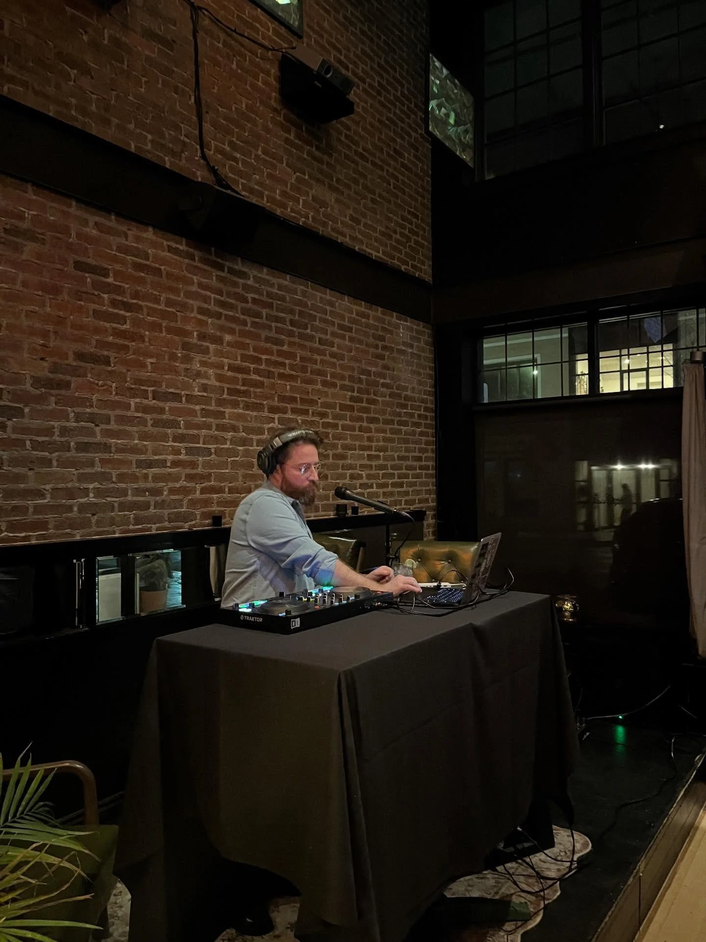 A fun Friday night DJ set by the one and only @drunkendojamonkey, aka @lukebemandbass.

Good times again with good people at the Goodhouse Social Club in Mount Kisco. Positive headspace into the weekend, hopefully for you too.

😎✌️🪩