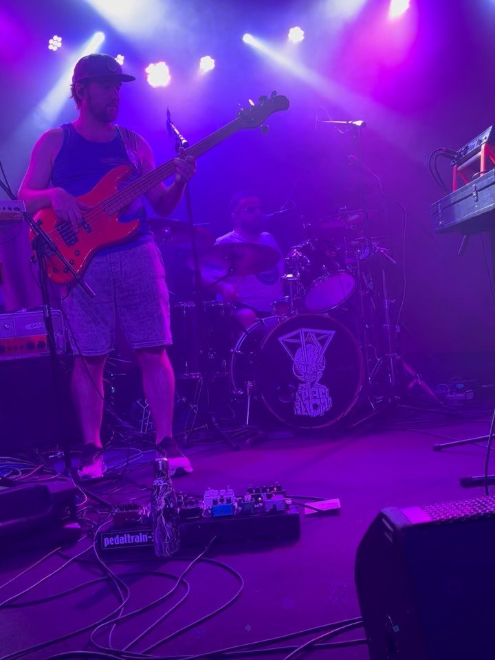 Coulda cooked bacon on the boardwalk in Asbury Park yesterday. Instead, @spacebacon cooked up a great set at @thewonderbarofficial 😎

Always a treat hearing &ldquo;Born To Run&rdquo; in Jersey. @crespybacon was aces on drums all night and he showed 