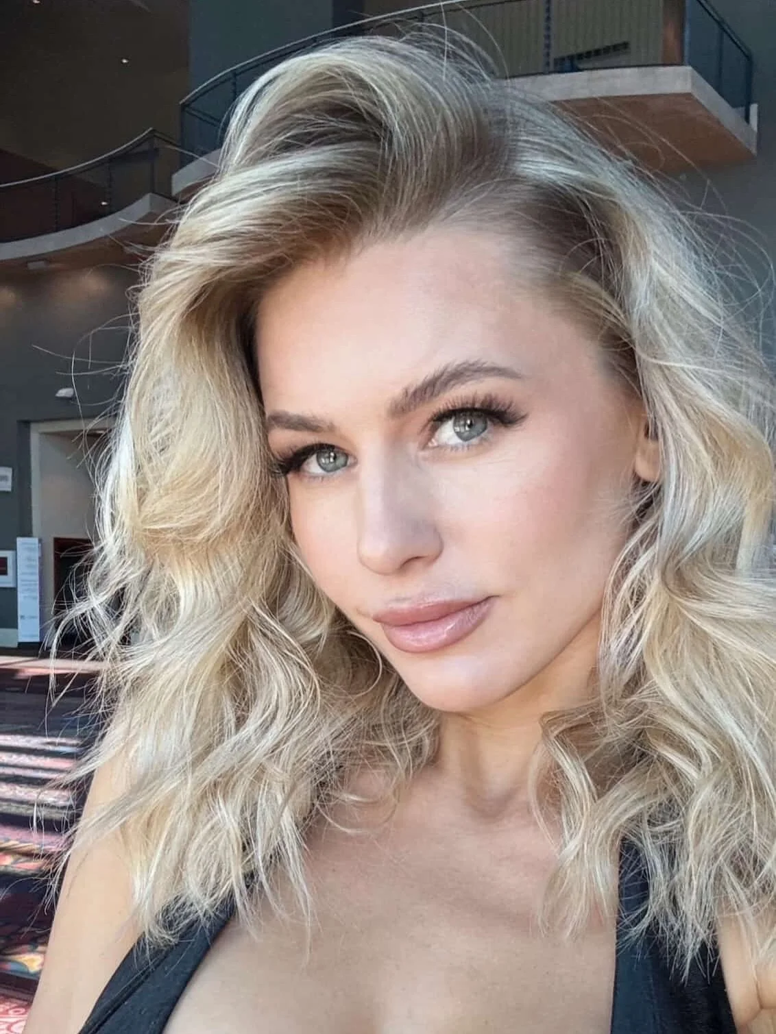 Client selfie 😧😍 🔥 from the premier beauty show 
⬇️⬇️ Tags⬇️⬇️ 

👠Model @tatianasfly 
🧑&zwj;🎨Hair Artist @meganwinfieldhair 
🎨Color line @kenraprofessional 
💄Makeup by me 

#sanantoniotx #premirebeautyshow #hairshow #texashairshow #freelancem