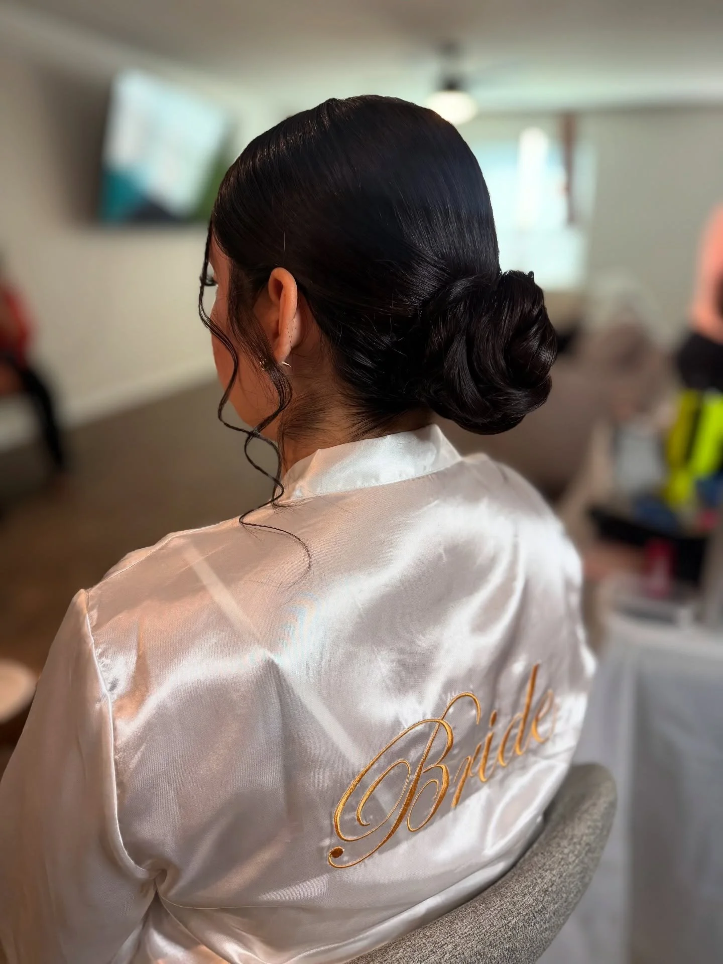 A moment for this Brides Clean Bun Updo 🤍

#bridalbunhairstyle #bridalhairstyles #bridalupdo #hairstyles #sanantoniohairstylist #sanantoniohairsalon #texashairstylist #texasbrides