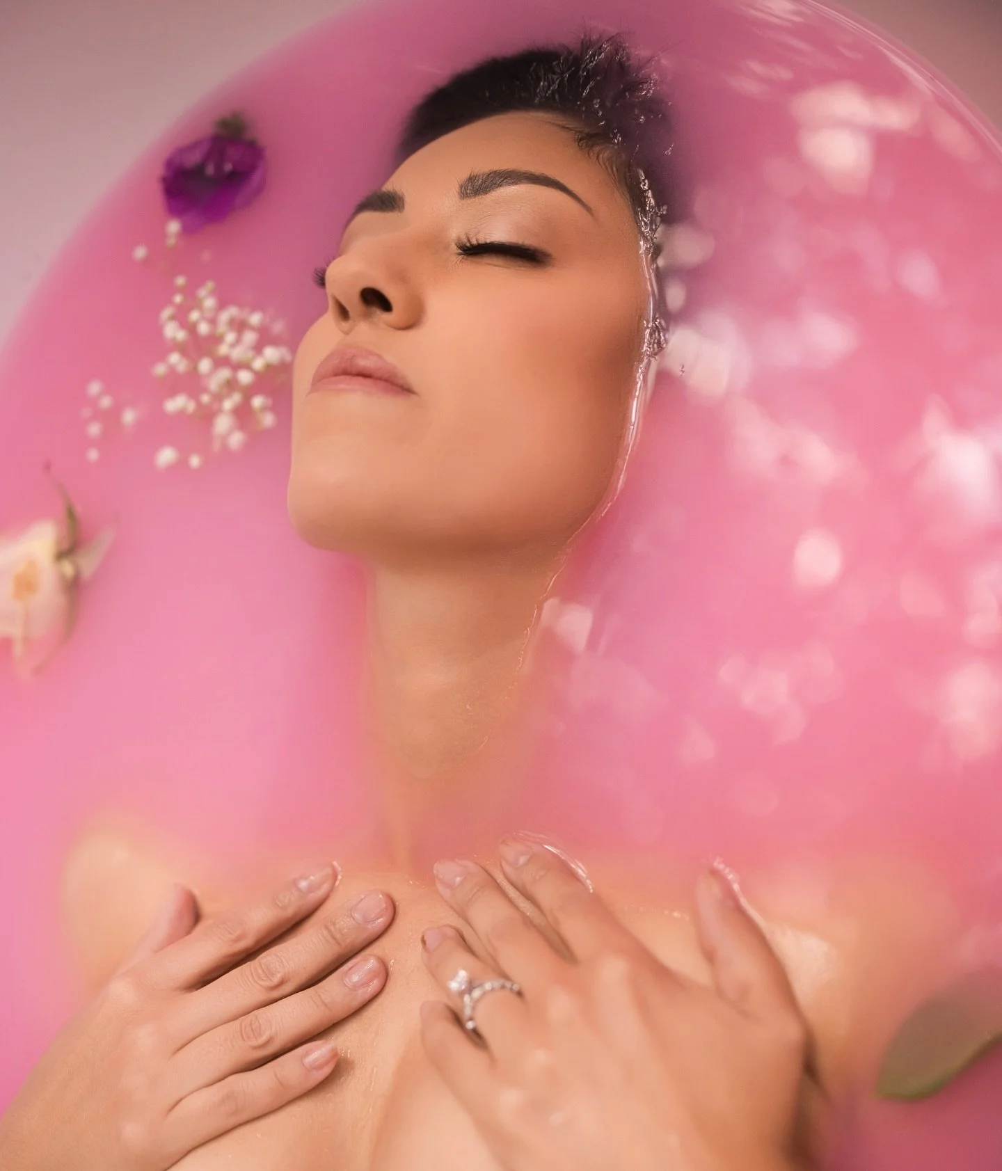 I didn&rsquo;t want October to end without posting these photos of this beautiful breast cancer survivor! 💝 
Photographer @faithrayboudoir 
Makeup by me 💞

#breastcancerwarrior #breastcancerawarenessmonth #explorepage✨ #explore #sanantoniophotograp