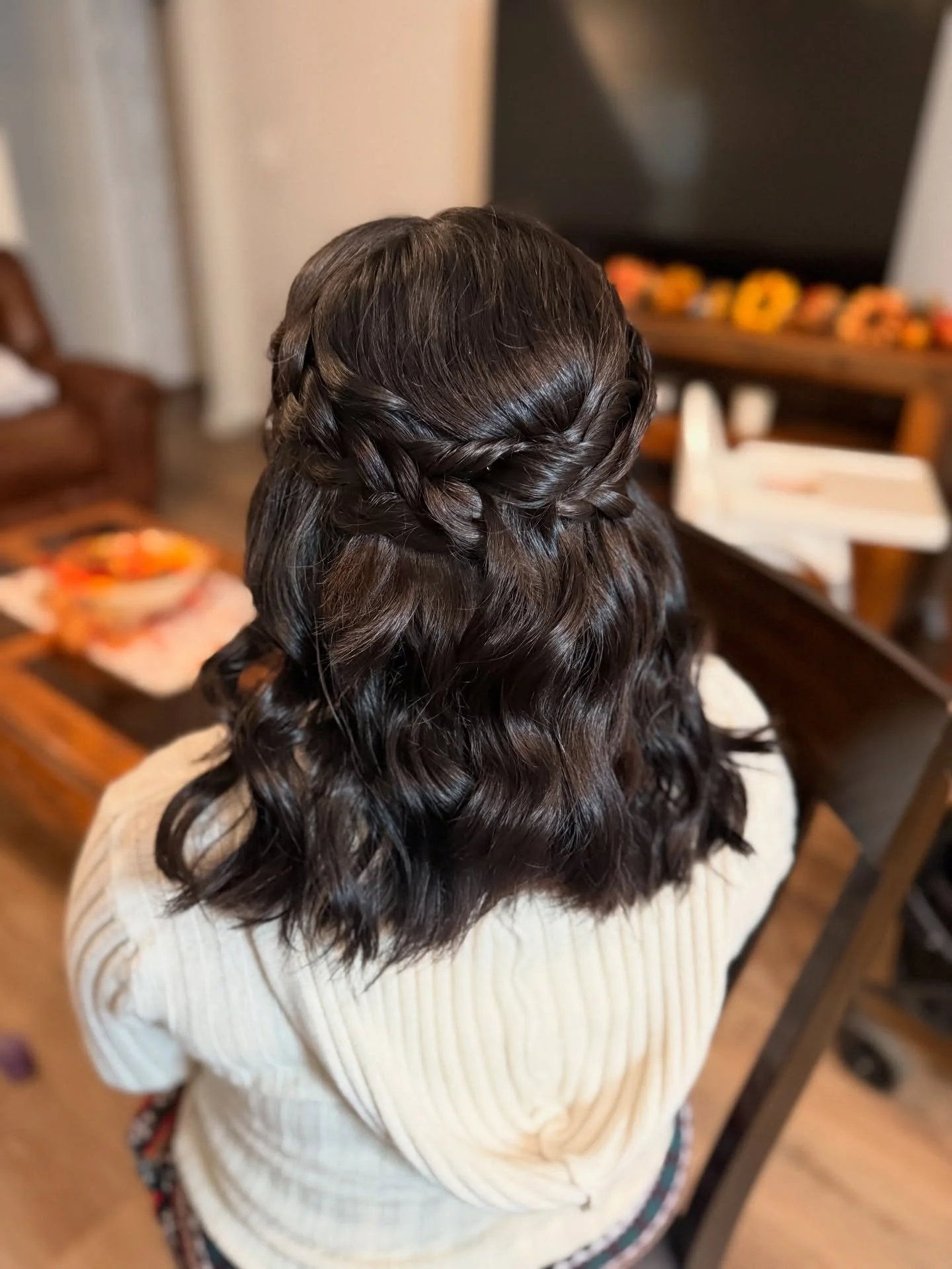 Already have makeup booked ? 
Book me to team up with your MUA 🫶🏽 I can take care of your Hair ! 
Hairstyling services start at $70 (travel not included) 
Deposit required to book ✨

#sanantoniotx #sanantoniohairandmakeup #sanantoniohairstylist #fr