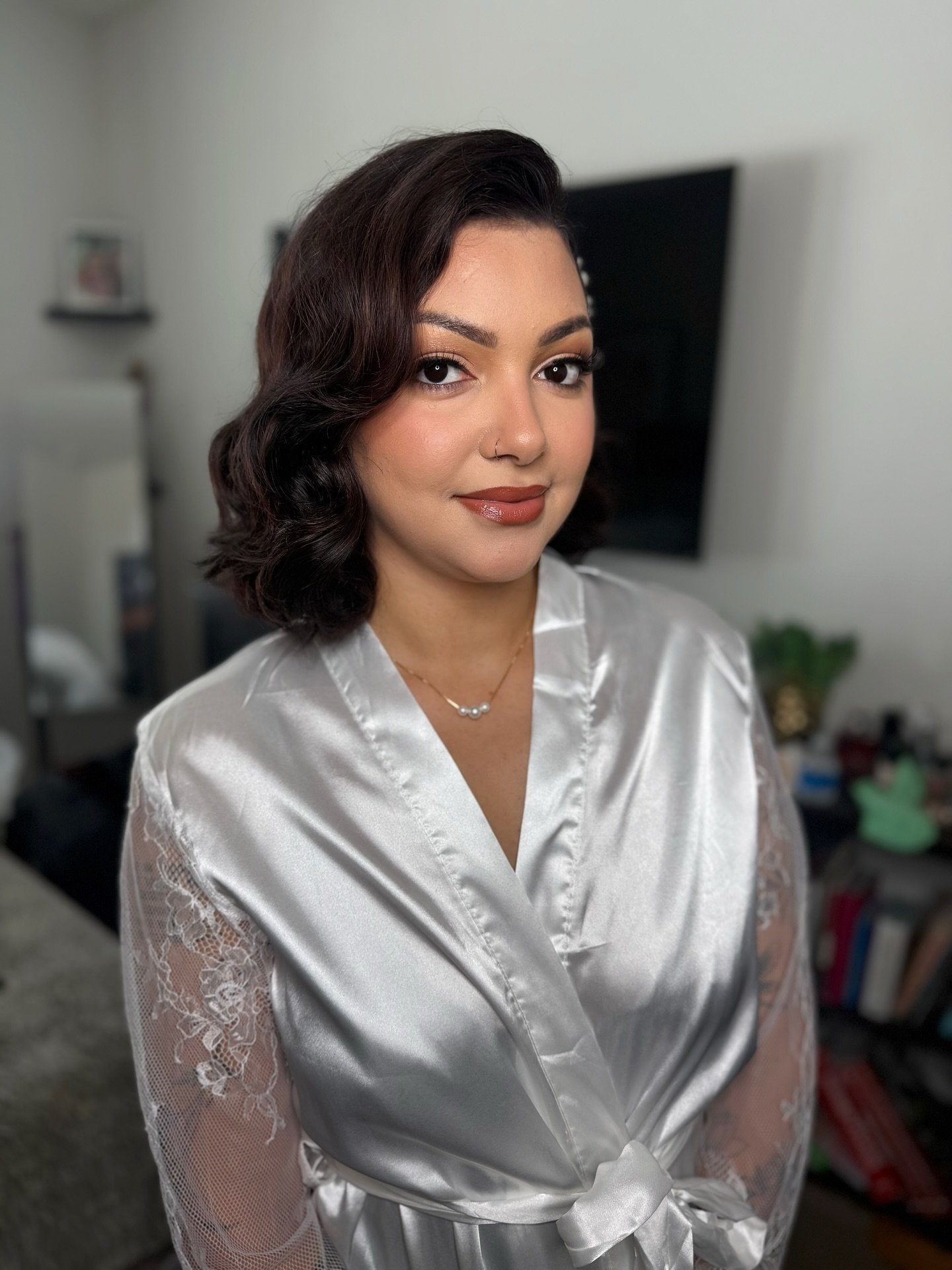 Finally getting around to posting this beauty 😍 
✨ Hair &amp; Makeup by me ✨
2026 Brides, let&rsquo;s set up a call 📞 or trial. 
My website has some pricing under the &ldquo;Book&rdquo; tab. 
You can always message me as well 🫶🏽 
.
.
.
#sanantoni