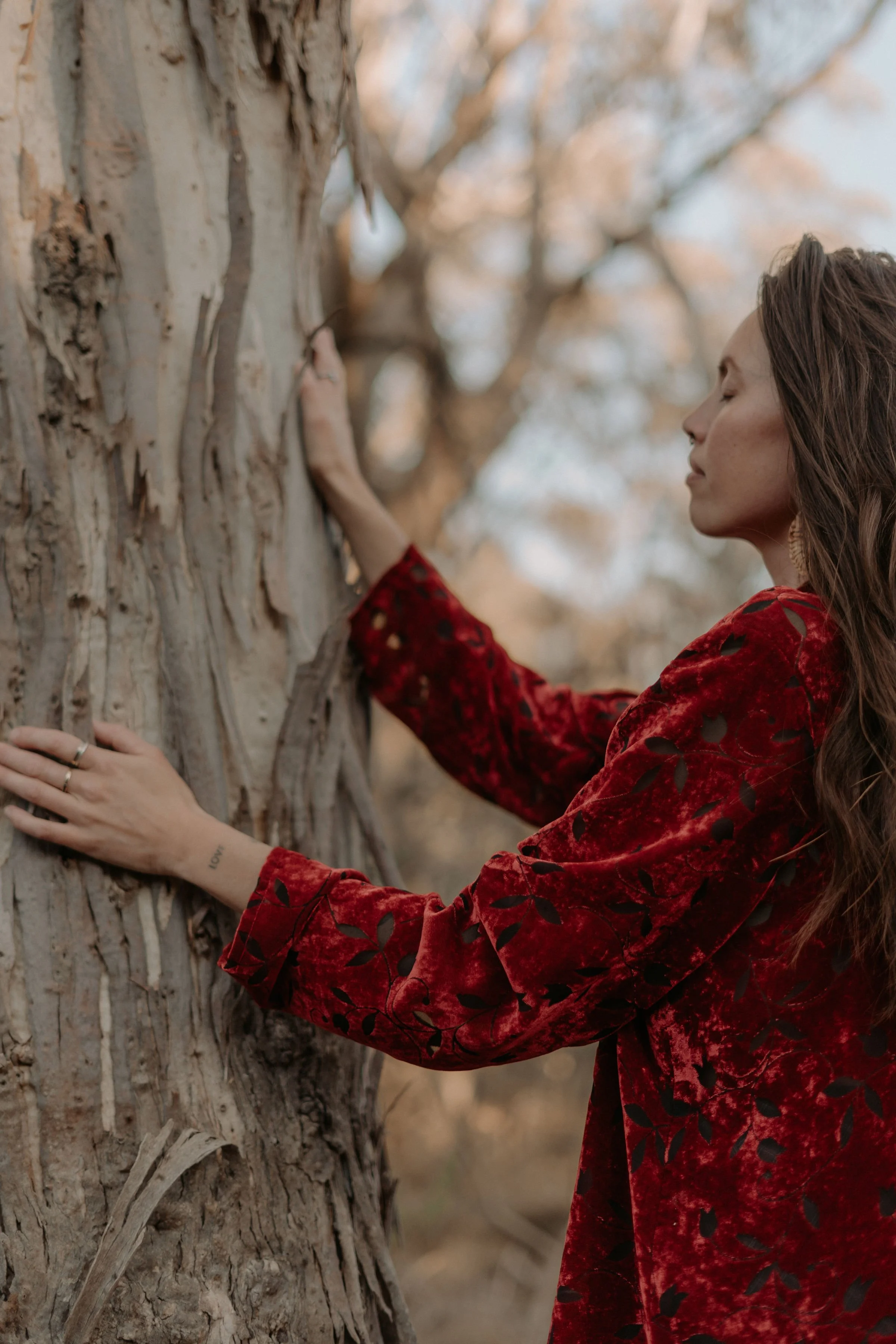 Laurie’s customers, Mariana and Carmen holding hands on a green lawn on their wedding day.