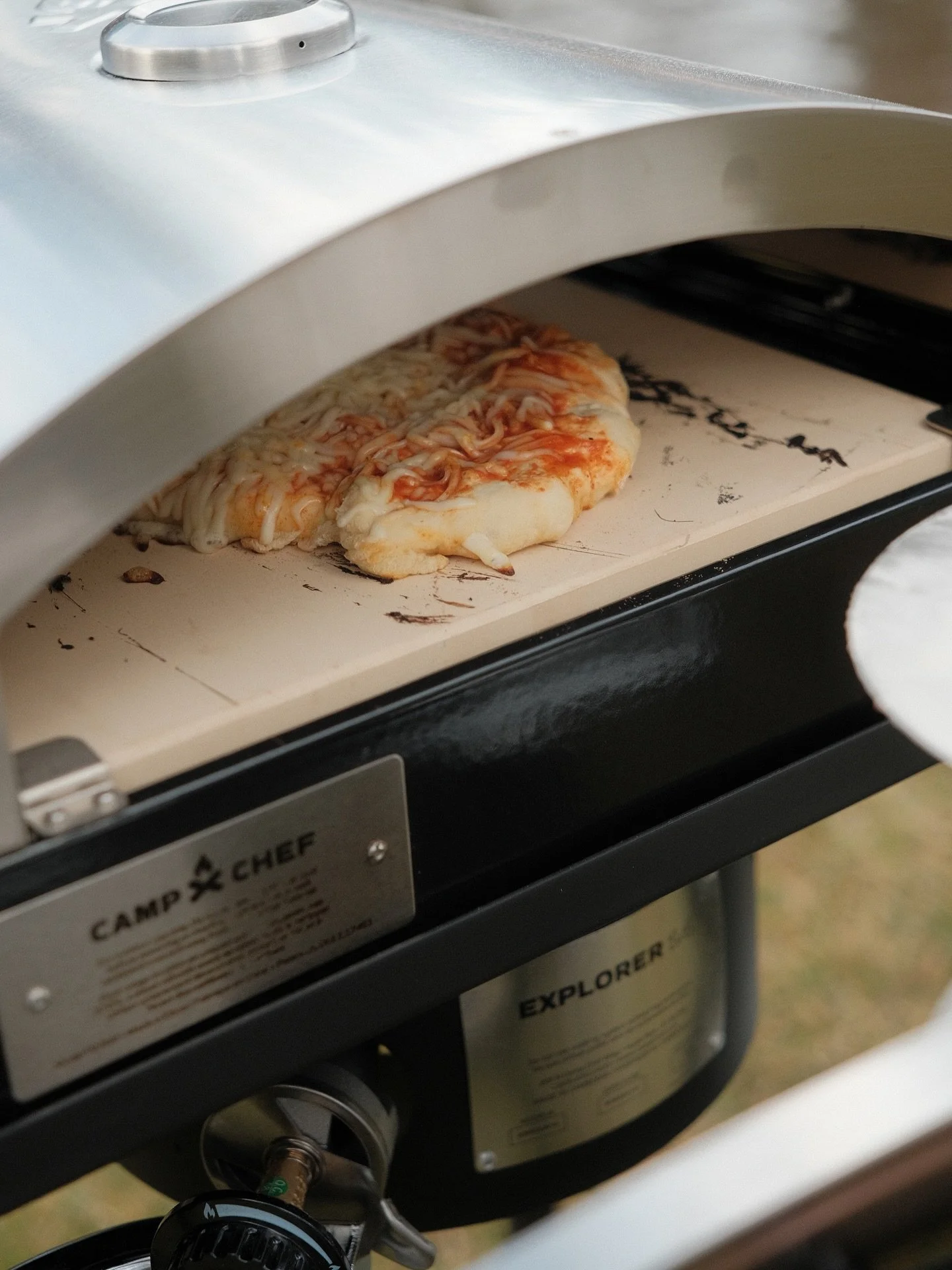 behind the scenes a recent shoot for @campchef - finals coming soon 🤞🏼

pizza for friends by the river - count us in everytime. 

#brandphotography #bendoregon #centraloregon #campchef #campkitchen #brandvideography