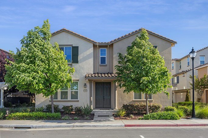 Don’t need a full stage? Partial staging is the perfect balance of impact and value.
📸 @garyrunzwyld
#HaywardHome
#StagedToSell
#HomeStaging
#BayAreaRealEstate
#StagingWorks
#RealEstateStyle
#InteriorGoals
#SellFaster
#ModernLiving
#LuminaSt