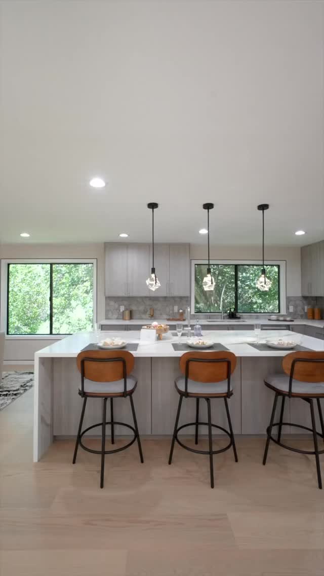 Hello Berkeley. ⭐️
#BerkeleyStaging #OaklandHomes #SanFranciscoRealEstate #EastBayLiving #BayAreaListing #NorCalHomes #StagingBayArea