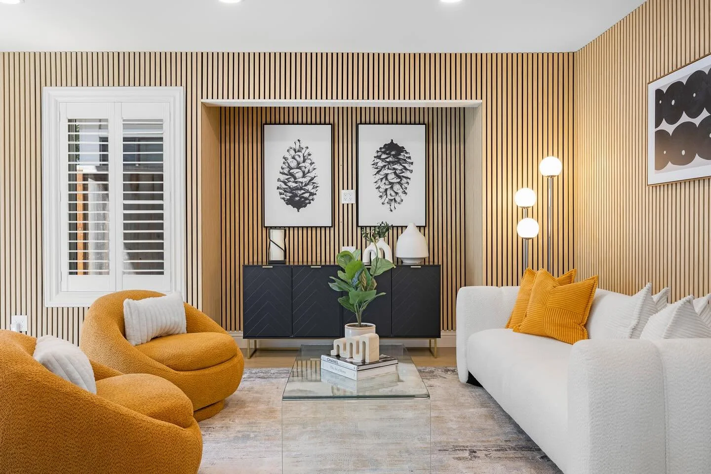 Island vibes, city style 🌴✨ Check out this one from Alameda!💫
📸 @teamradiusmedia 
#AlamedaVibes
#StagedAndStyled
#BayAreaHomes
#EastBayLiving
#IslandLife
#LuminaStaging
#HomeGlowUp
#ListItRight
#RealEstateGoals
#OpenHouseStyle
#BayAreaCribs
#Mode