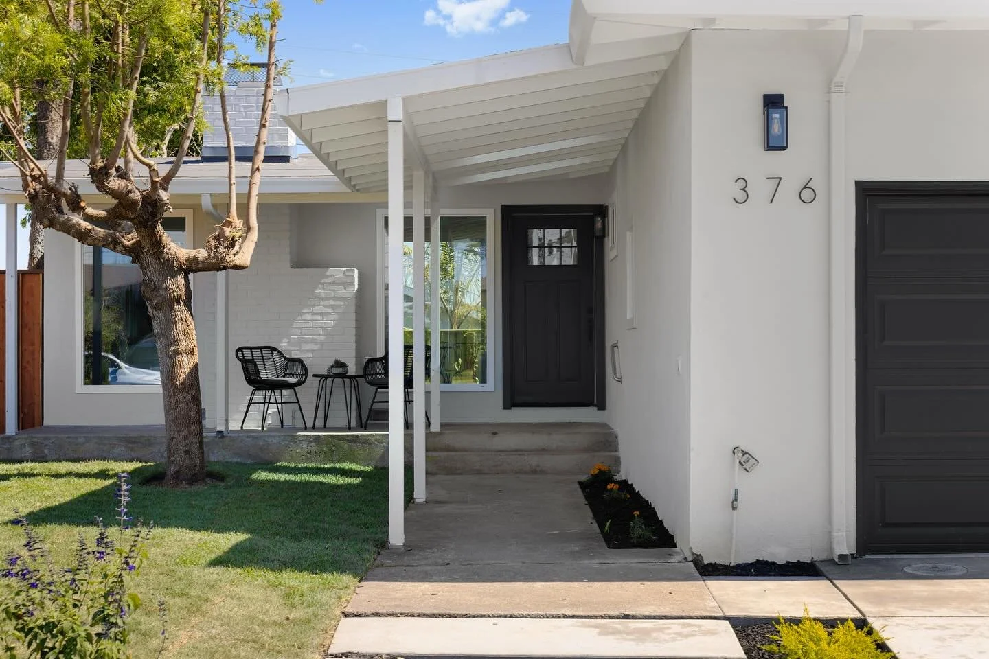 Windows for days in South San Francisco.
#SouthSanFrancisco
#JustListed
#BayAreaHomes
#BayAreaRealEstate
#StagedToSell
#LuminaStaging
#StagedHomes
#HomeStaging
#NaturalLight
#BrightSpaces
#StyledSpaces
#HouseGoals
#DreamHomeVibes