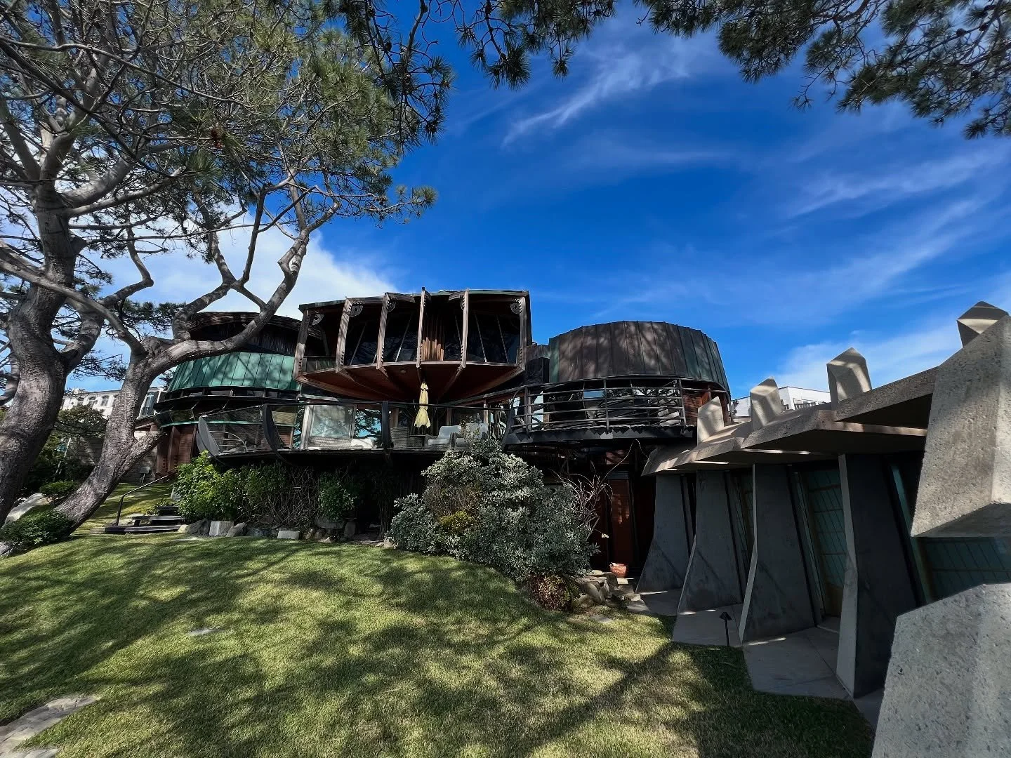 It begins here.
 The first look at my YouTube series&mdash; vinyl-only, battery-powered sets in extraordinary locations.

🎞️ Filmed at the Whale House,  an architectural landmark by Bart Prince.