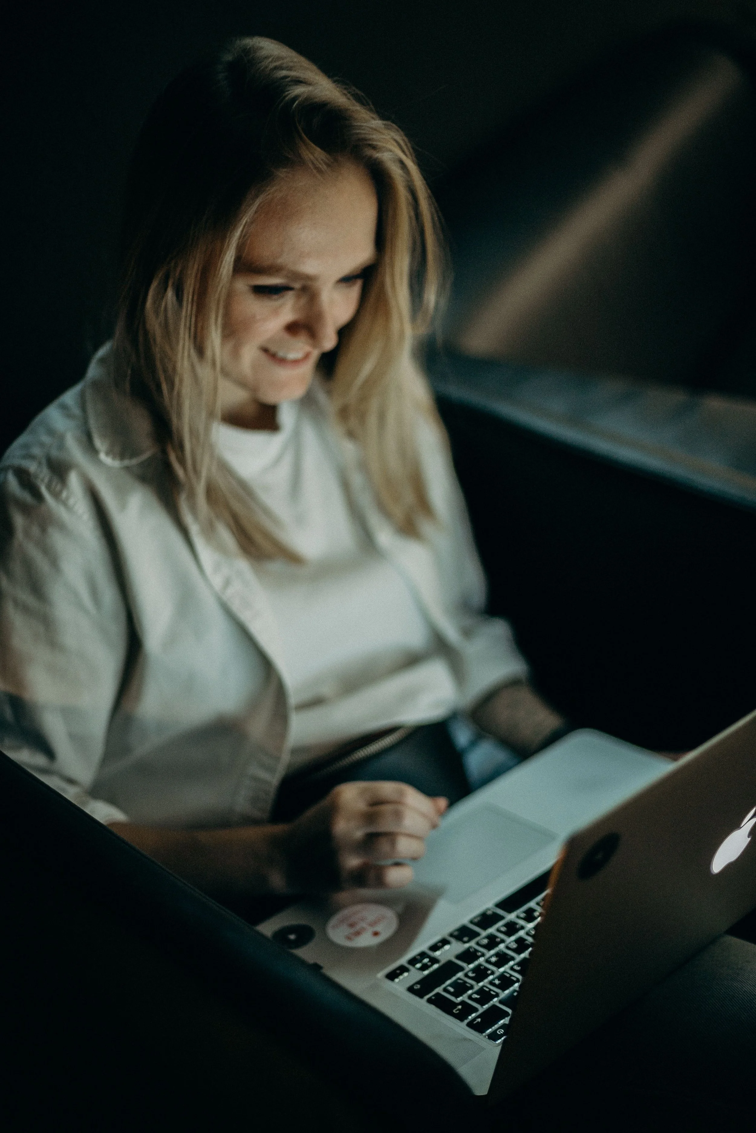 Frau arbeitet konzentriert am Laptop – Herausforderungen und Hyperfokus bei ADHS im Erwachsenenalter.